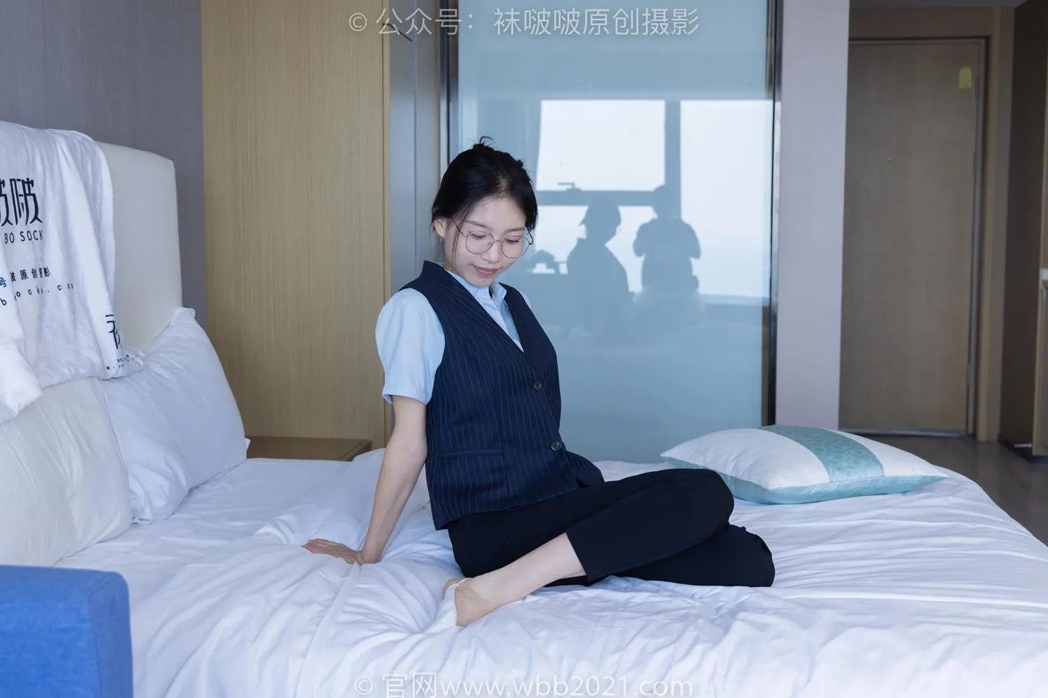 [BoBoSocks袜啵啵]NO.413 芝士-高跟鞋、白色吊带船袜、银行至服[145P/1V/5.76GB] - 1