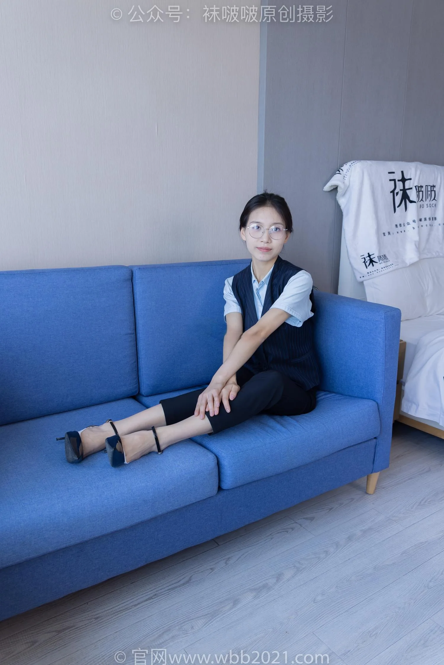 [BoBoSocks袜啵啵]NO.413 芝士-高跟鞋、白色吊带船袜、银行至服[145P/1V/5.76GB] - 4