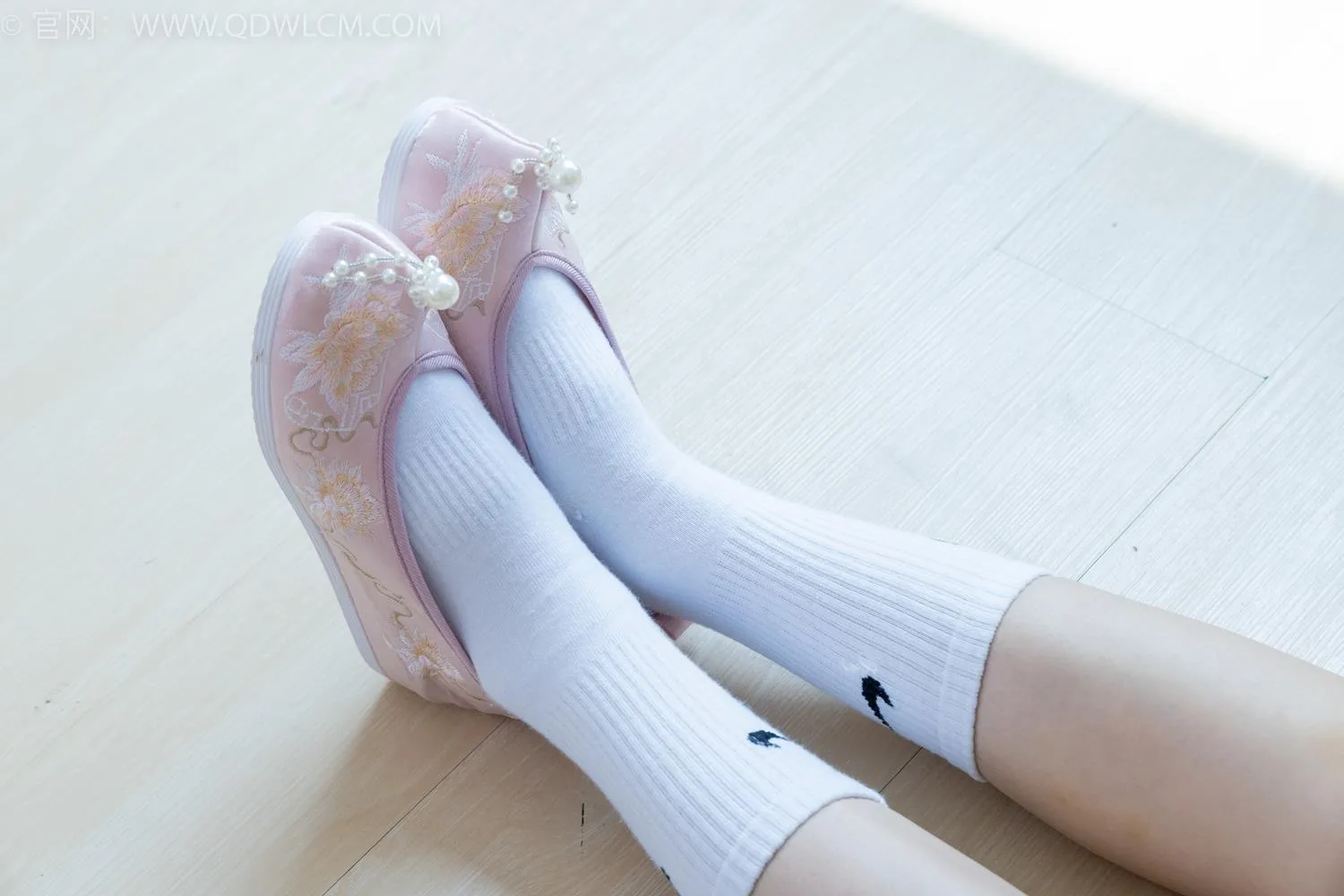 勿恋传媒 NO.2050 菜菜-枫叶黄[150P/1V/4.50GB] - 2