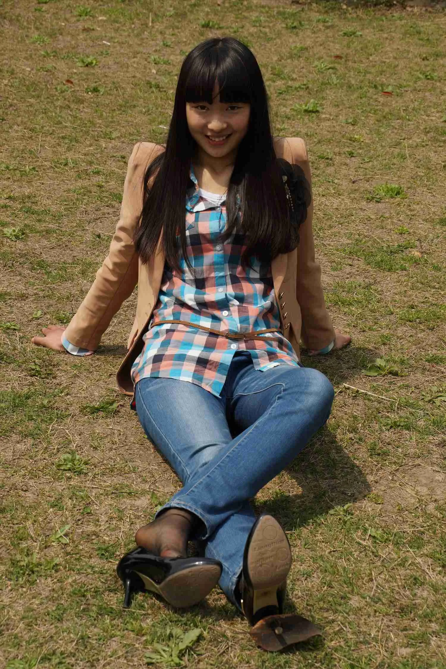 自由摄影 No.310 云云草地嘿丝变裸足 [43P/132MB] - 3