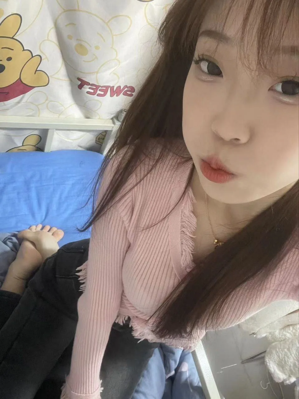 脚模面试脸足同框套路系列-006-08号-重磅女大学生 俯视秀足 挑鞋 展示[6P/10V/111MB] - 1