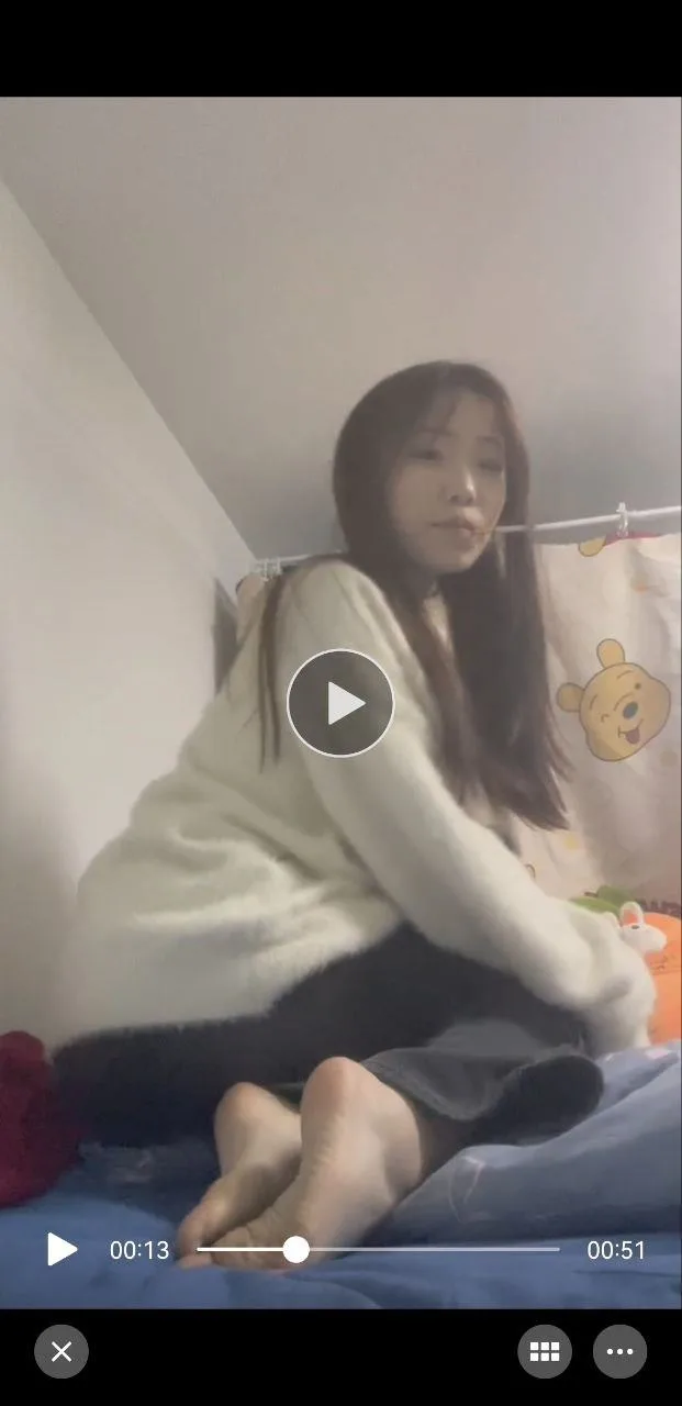 脚模面试脸足同框套路系列-006-08号-重磅女大学生 俯视秀足 挑鞋 展示[6P/10V/111MB] - 3