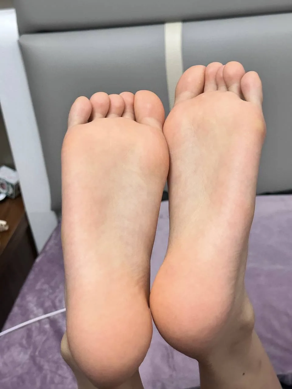 脚模面试脸足同框套路系列-073-呆萌红指甲美眉各种姿势秀腿脚[18P/28V/327MB] - 3