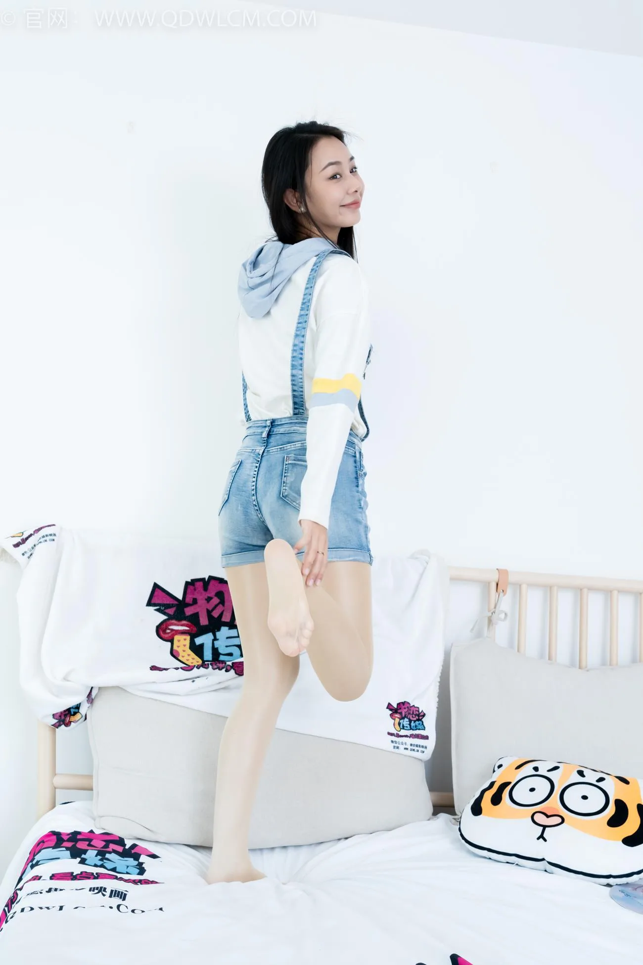 勿恋传媒 NO.2173 兰兰-初秋的街头[165P/1V/5.15GB] - 2