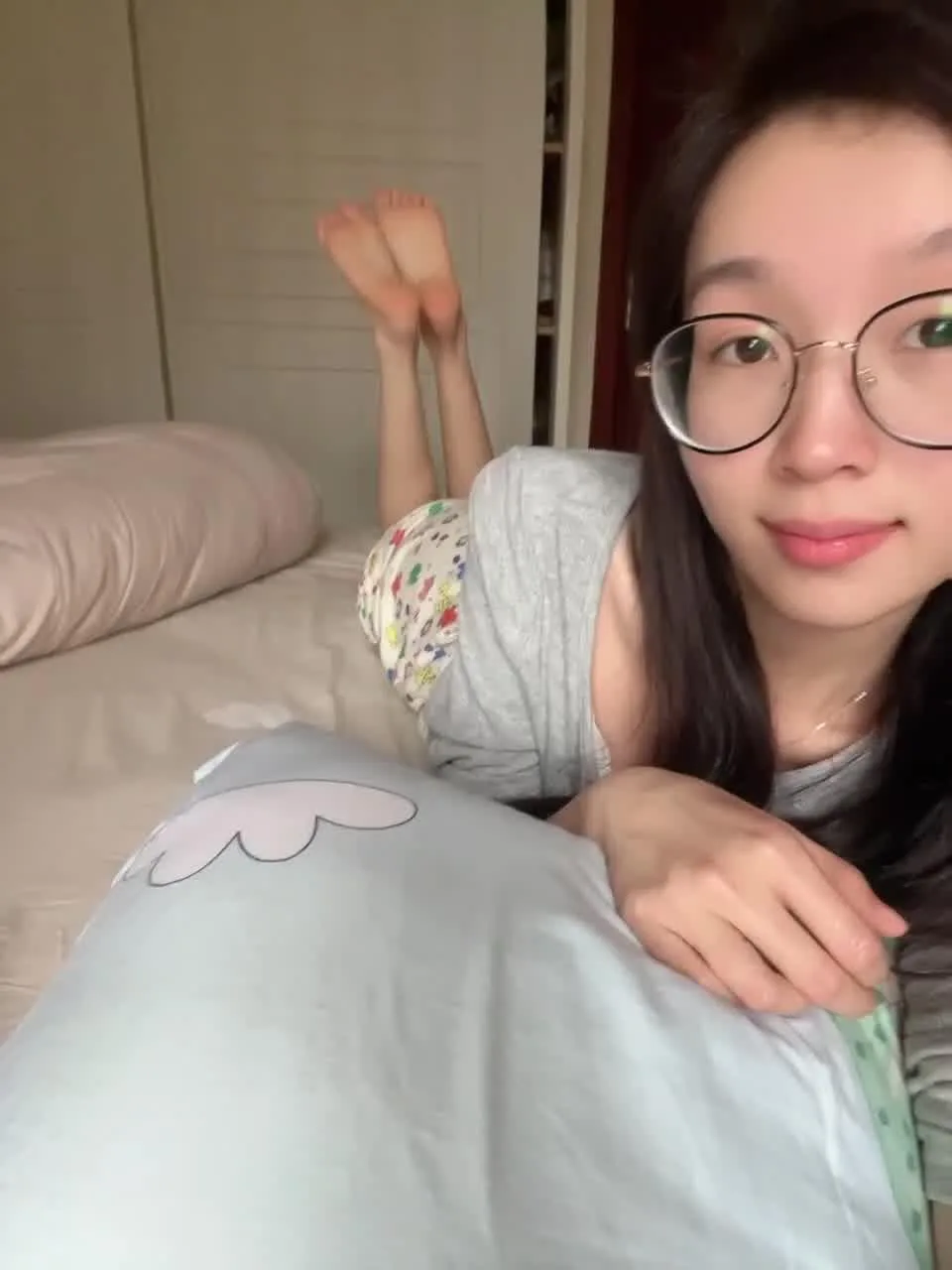 脚模面试脸足同框套路系列-102 清纯长发眼睛美眉[72P/13V/170M] - 4