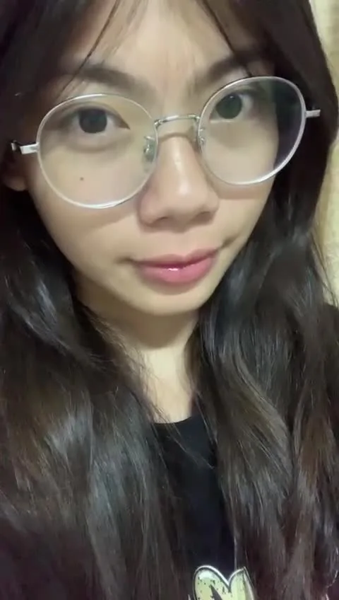 脚模面试脸足同框套路系列-107 银框眼镜女大秀脚 摆弄表情 [65P/29V/188M] - 2