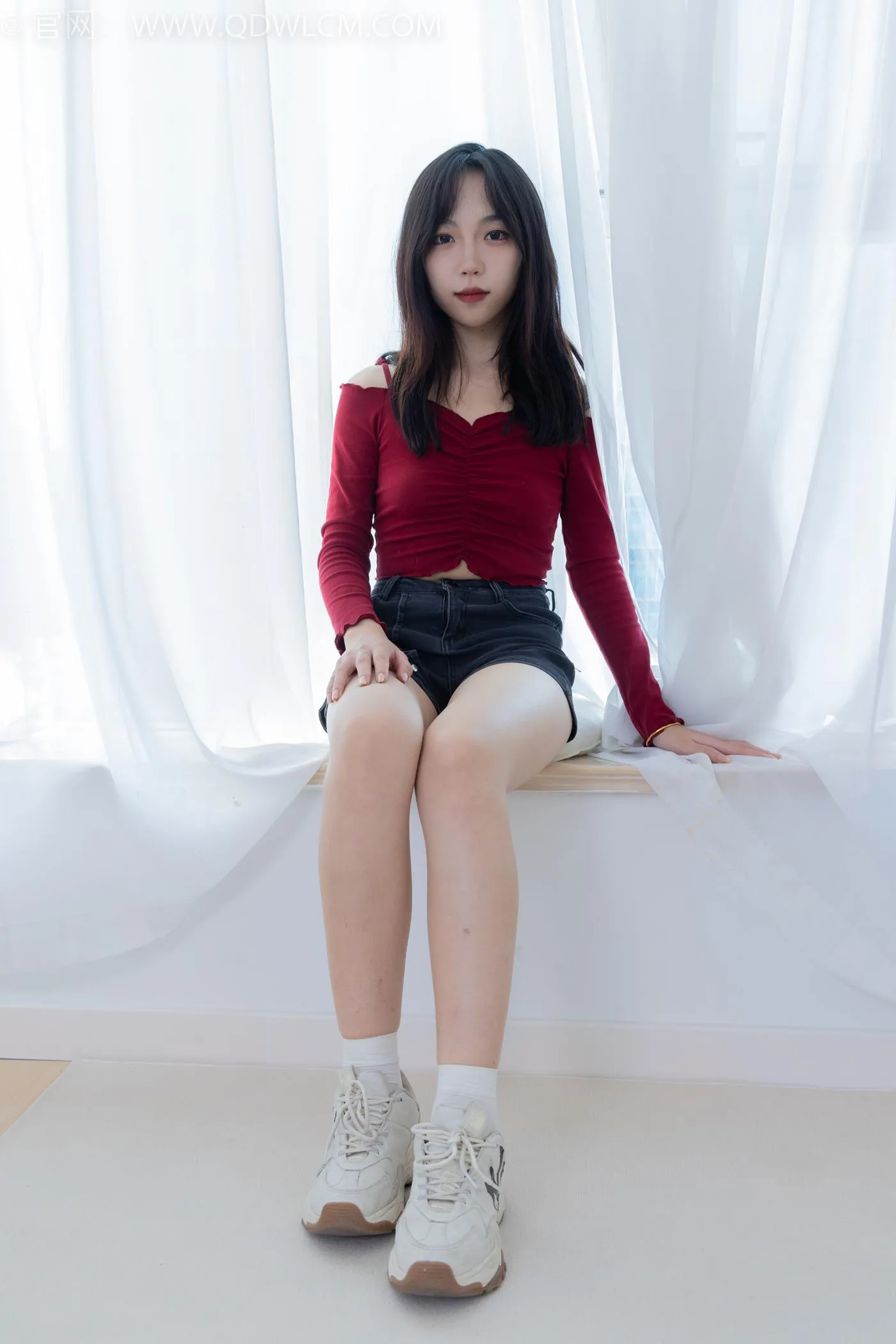 勿恋传媒 NO.2253 纱纱-运动鞋、自然穿脏白棉袜[155P/1V/3.81GB] - 2
