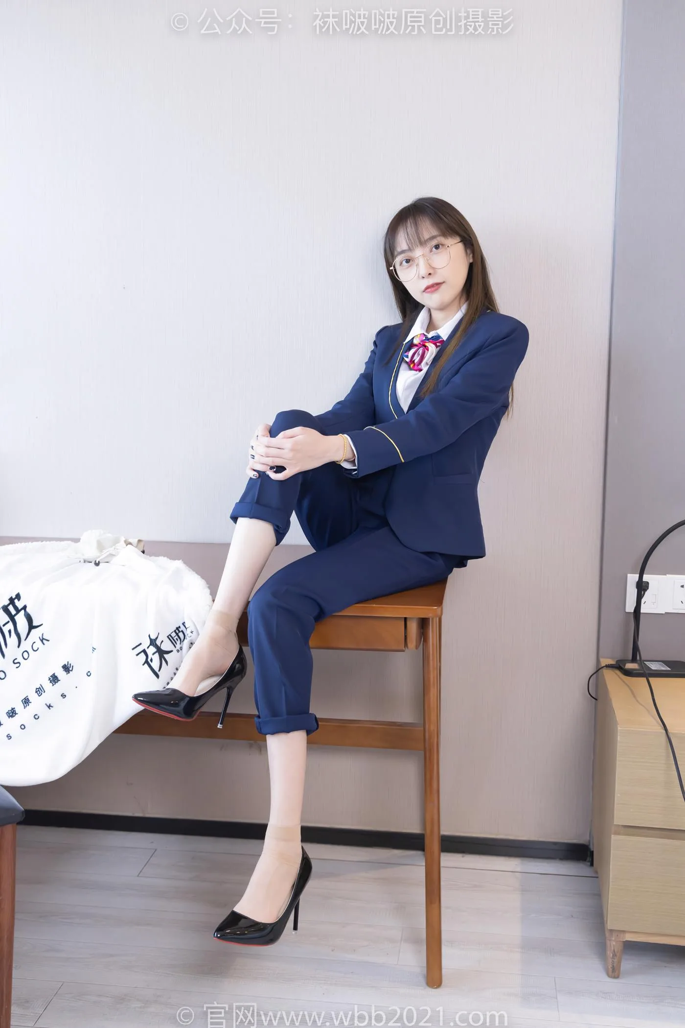 [BoBoSocks袜啵啵]NO.509 稚予-高跟鞋、短肉丝、黑色美甲、银行至服、半脱袜子[150P/1V/5.51GB] - 3