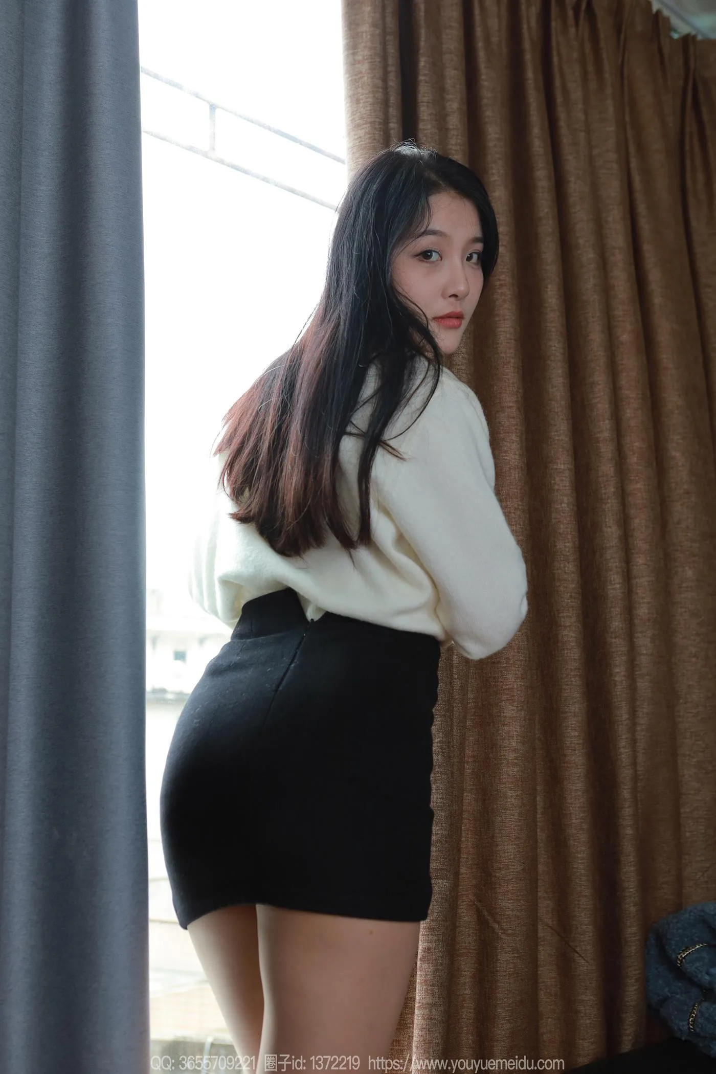 [IESS异思趣向] 2025.03.03 丝享家1991：婉萍《酒杯美腿》[89P/96MB] - 1