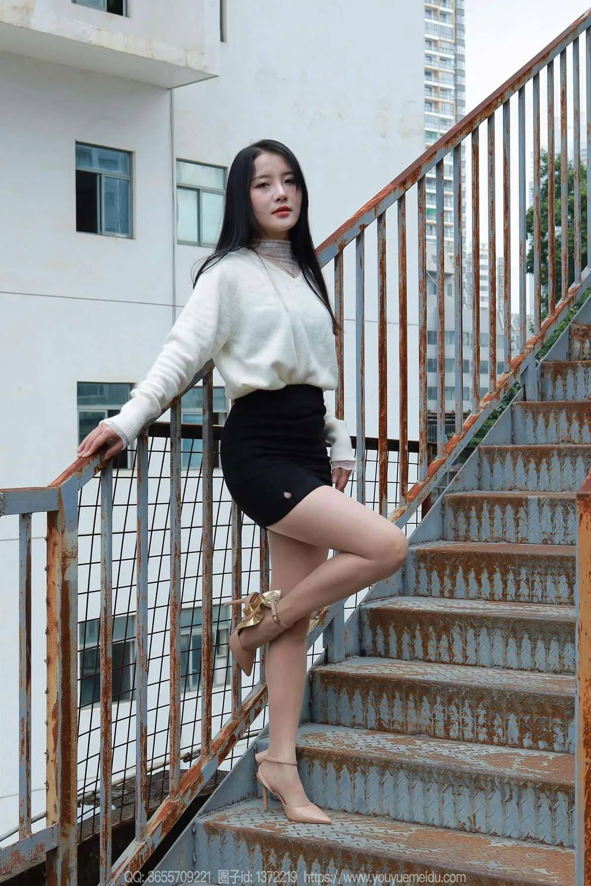 [IESS异思趣向] 2025.03.03 丝享家1991：婉萍《酒杯美腿》[89P/96MB] - 3