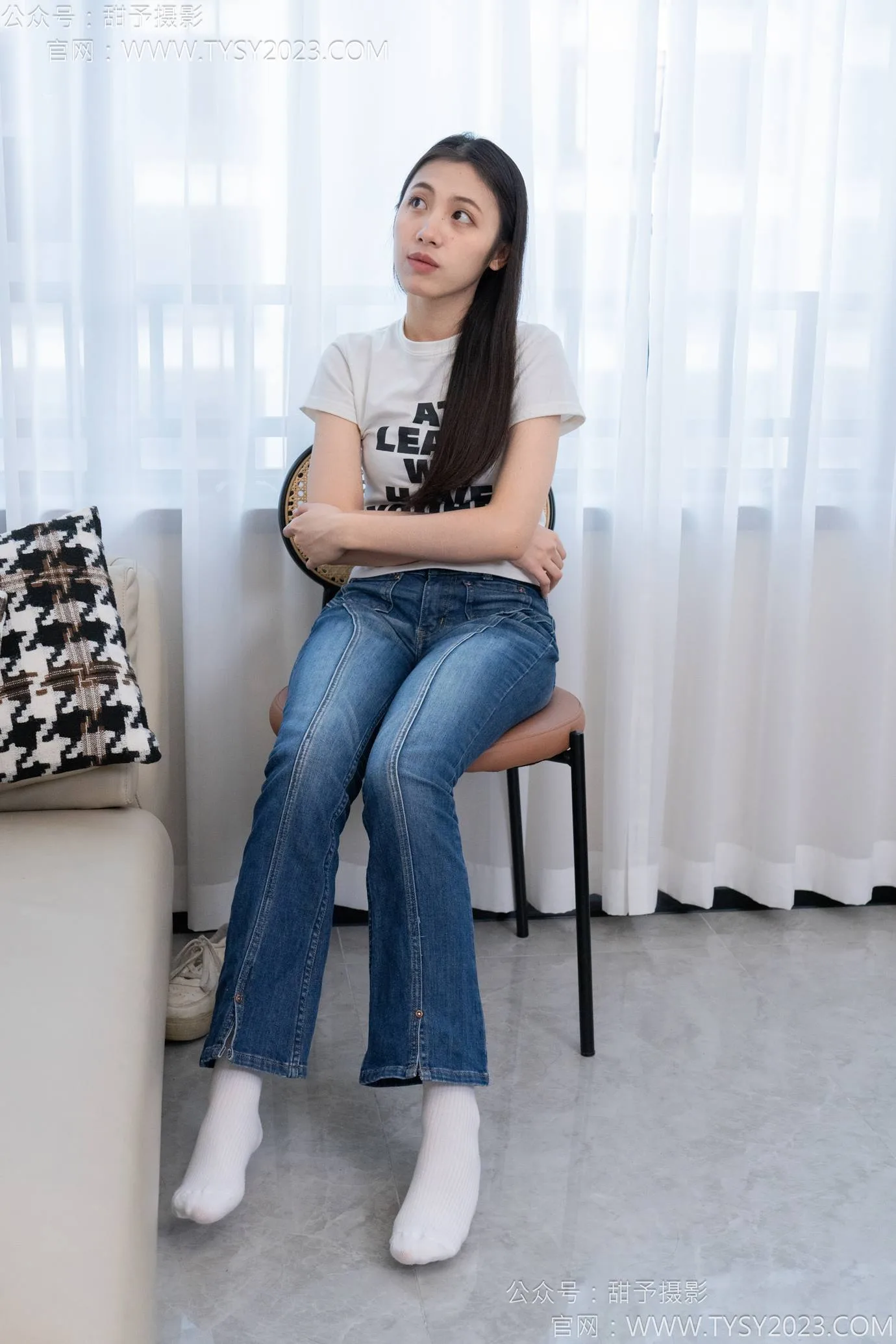 甜予摄影 NO.132 诺诺-板鞋、白棉袜、裸足[129P/2V/9.98GB] - 1
