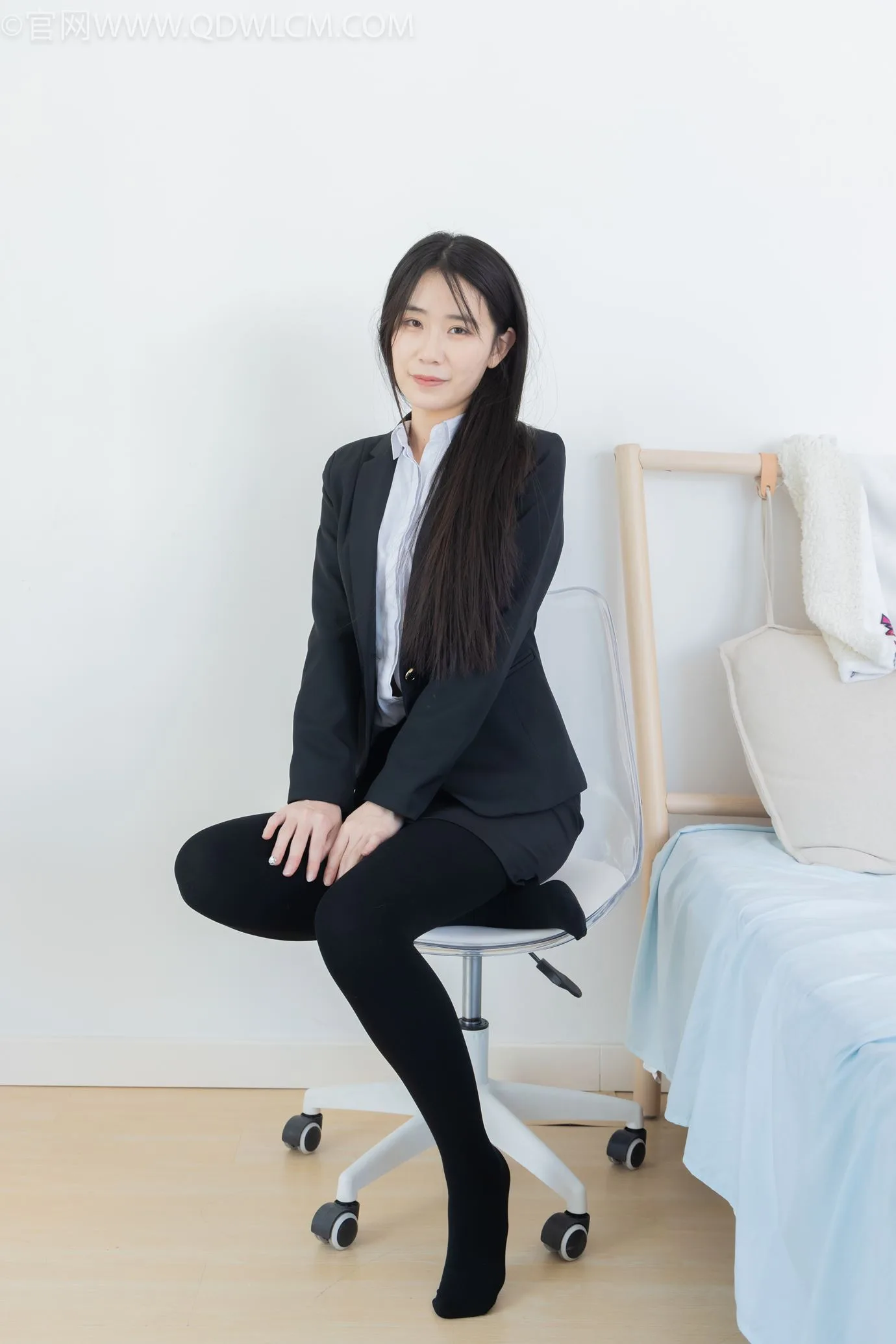 勿恋传媒 NO.2318 菜菜-OL至服、高跟鞋、三双厚黑丝叠穿、袜腰展示[177P/1V/5.55GB] - 1
