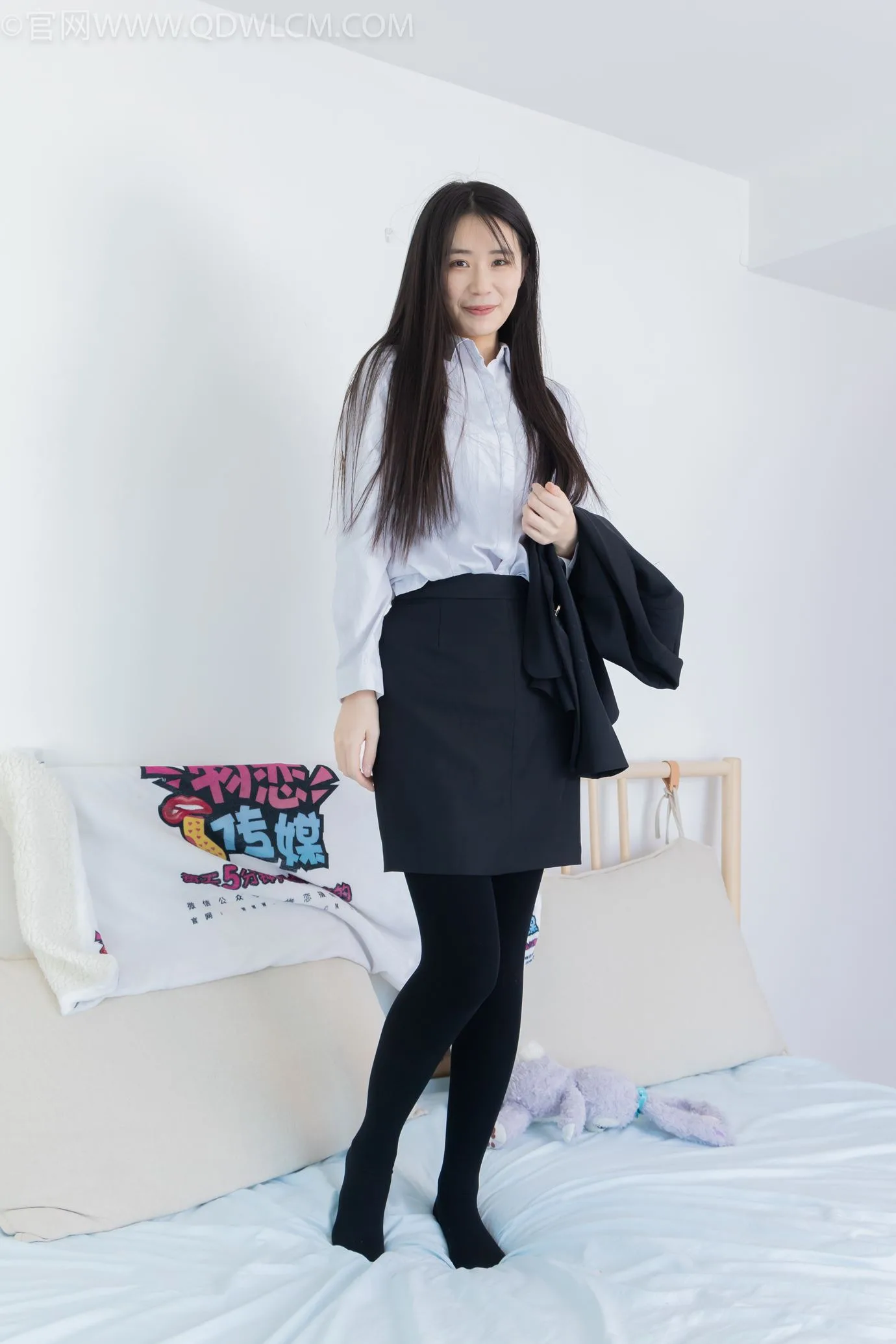 勿恋传媒 NO.2318 菜菜-OL至服、高跟鞋、三双厚黑丝叠穿、袜腰展示[177P/1V/5.55GB] - 2