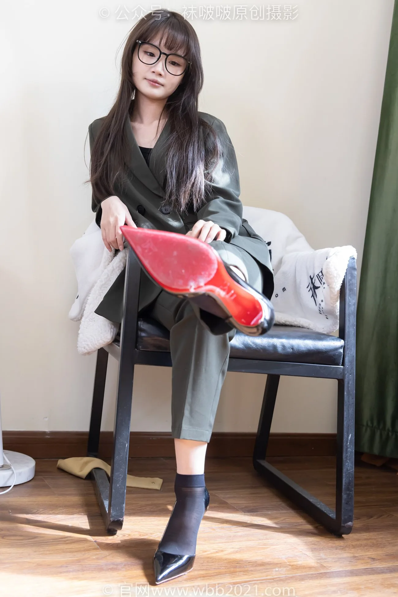 [BoBoSocks袜啵啵]NO.529 甜甜圈-高跟鞋、短黑丝、裸足、半蹲半脱袜子剧情[154P/1V/5.81GB] - 1