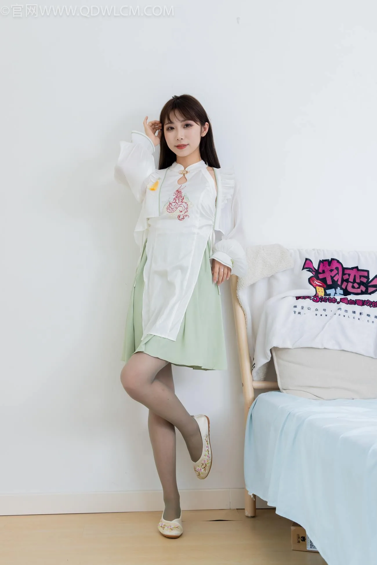 勿恋传媒 NO.2323 泡泡-汉服、平底鞋、过膝丝袜[153P/1V/4.10GB] - 2