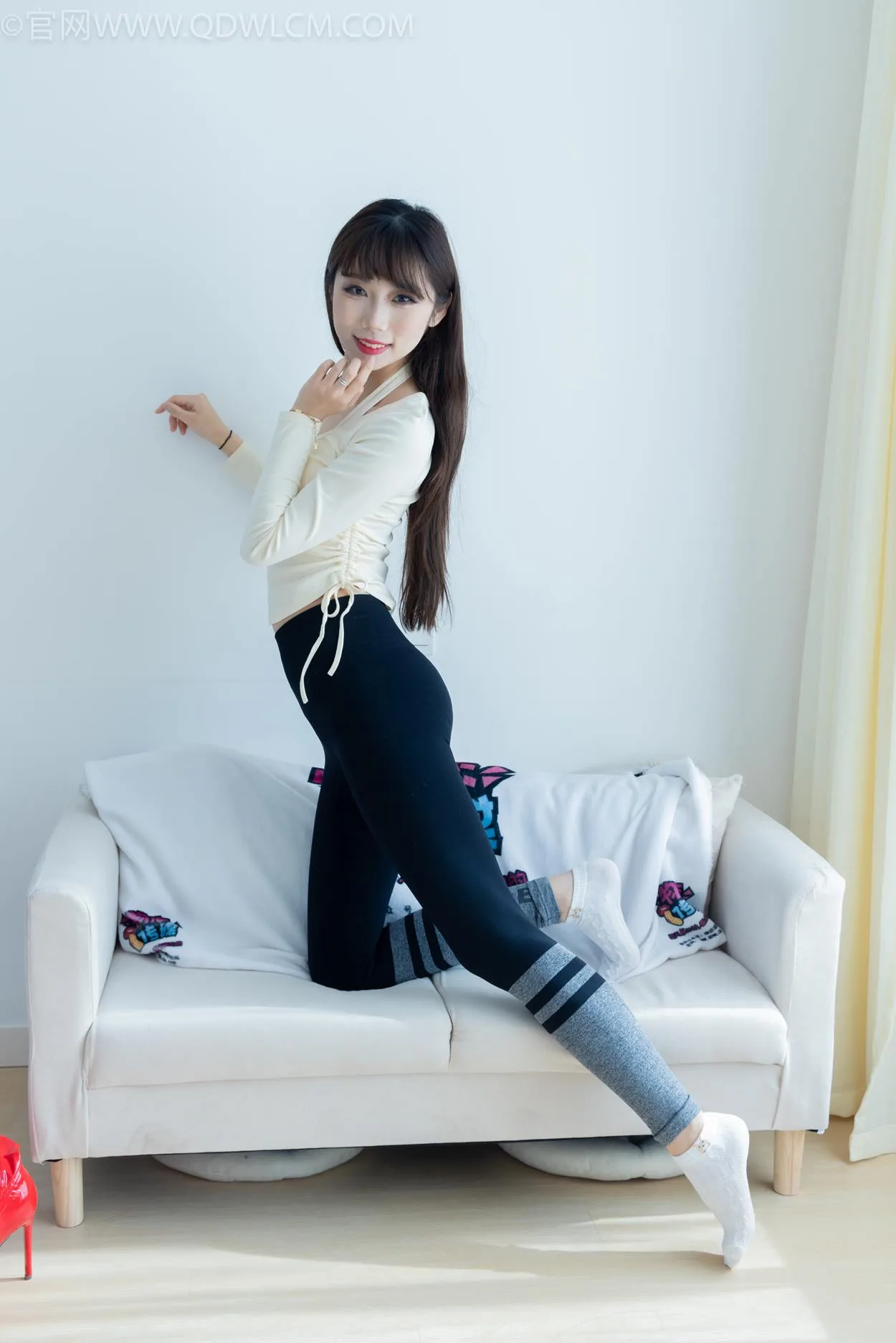 勿恋传媒 NO.2326 泡泡-高跟长靴、白棉袜、裸足[184P/1V/4.53GB] - 4
