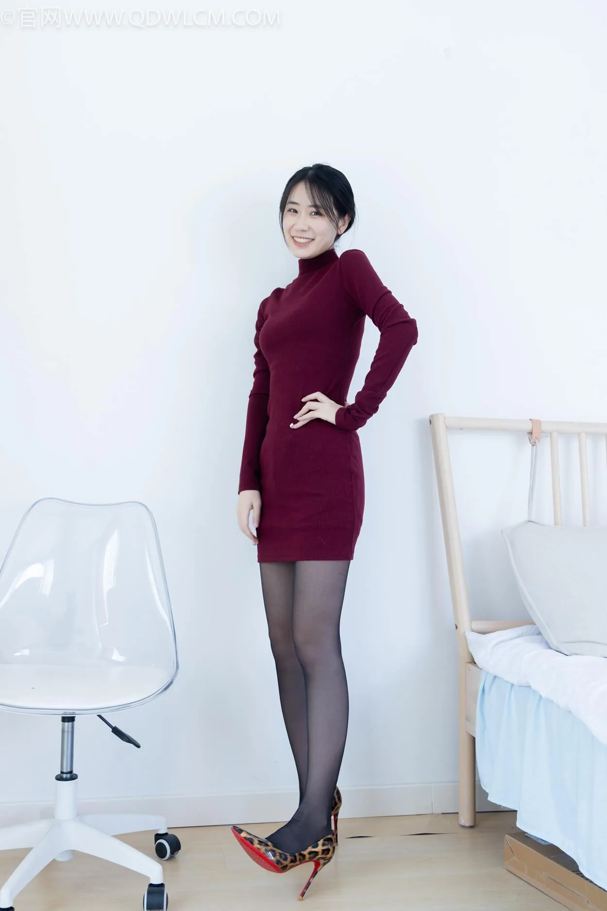 勿恋传媒 NO.2331 菜菜-高跟鞋、薄黑丝、裸足[352P/1V/8.07GB] - 2