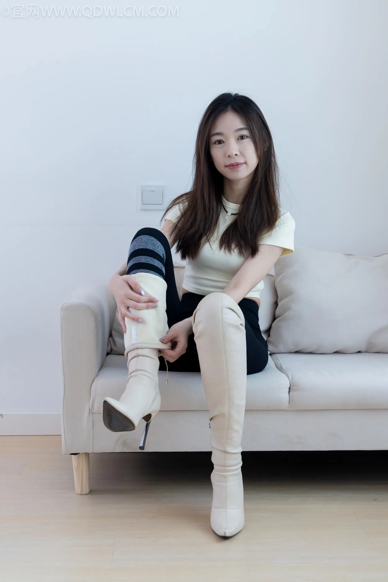 勿恋传媒 NO.2339 婷婷-长靴、白棉袜、裸足[175P/1V/4.28GB] - 3