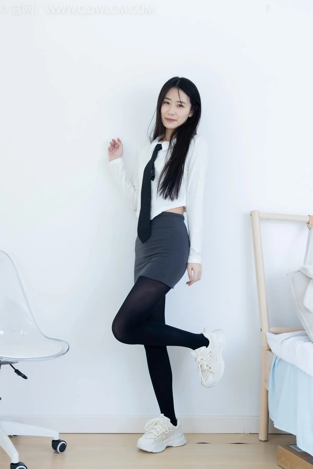 勿恋传媒 NO.2346 菜菜-运动鞋、厚黑丝、裸足[167P/1V/3.57GB] - 2