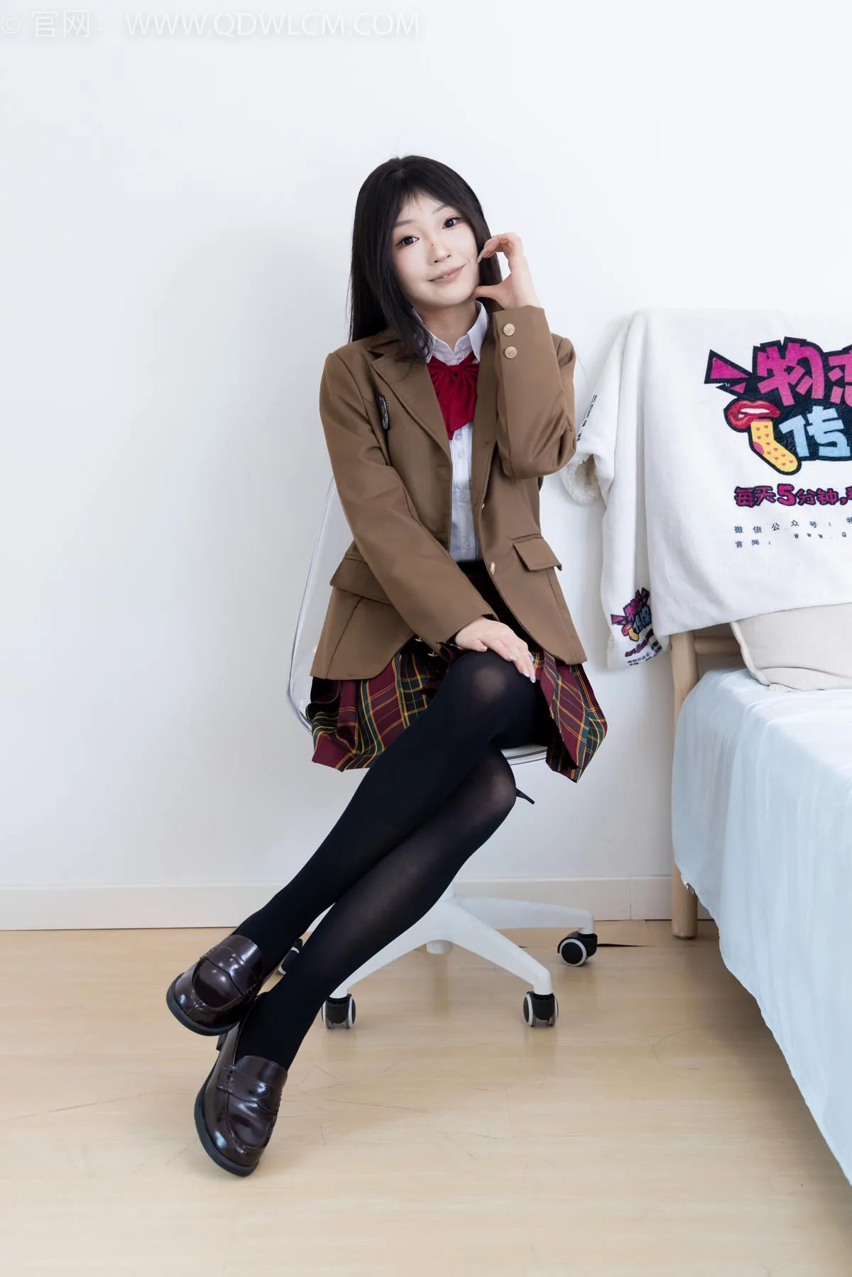 勿恋传媒 NO.2367 嘟嘟-皮鞋、厚黑丝、jk至服[165P/1V/3.81GB] - 2