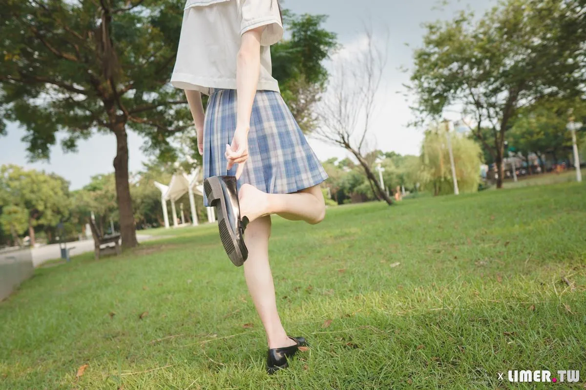 limerence 106 白玉公园JK裸足白棉袜脚 [117P/2V/1.02G] - 4