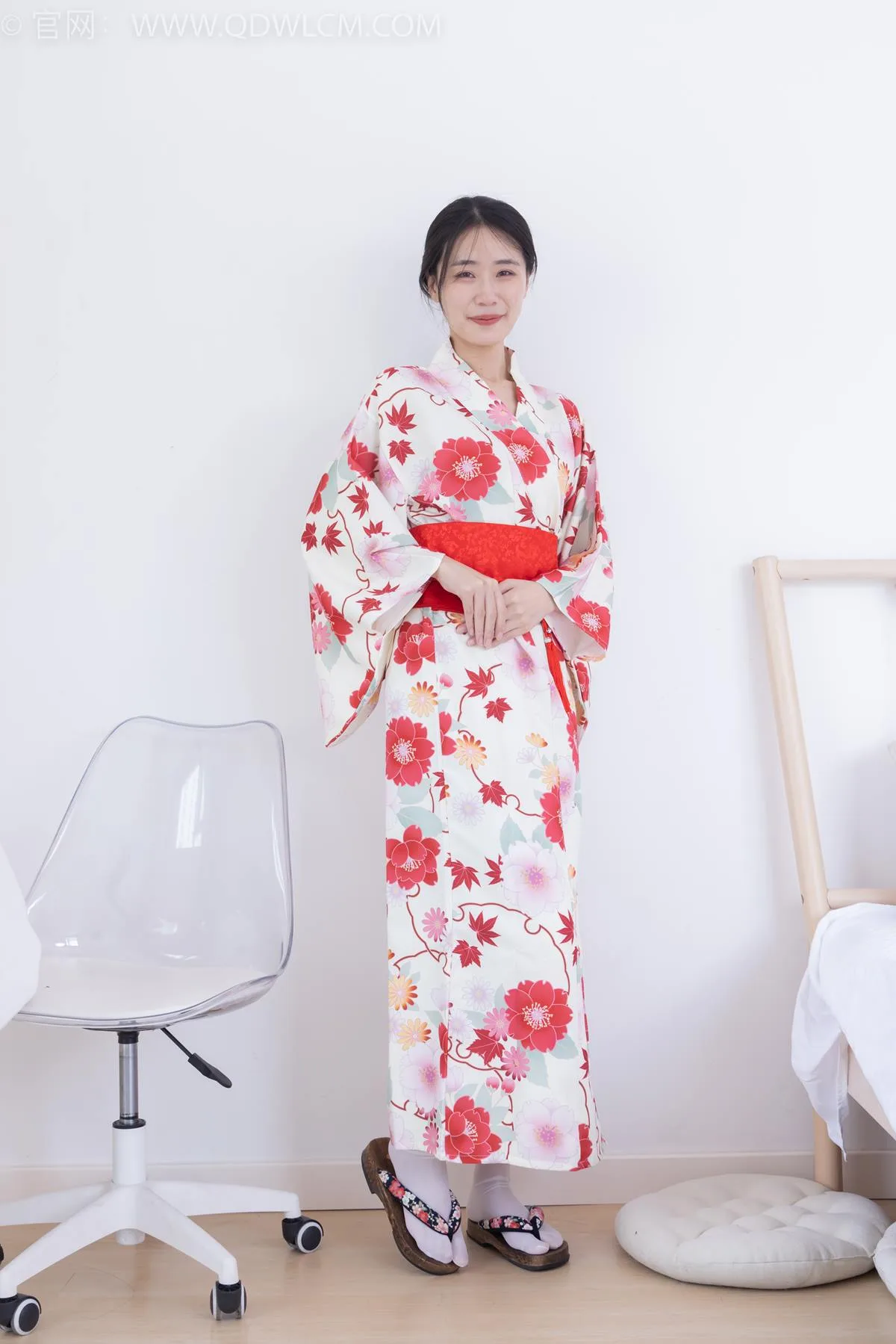 勿恋传媒 NO.2385 菜菜-木屐、短白丝、裸足、和服浴衣、裸足[240P/1V/4.66GB] - 1
