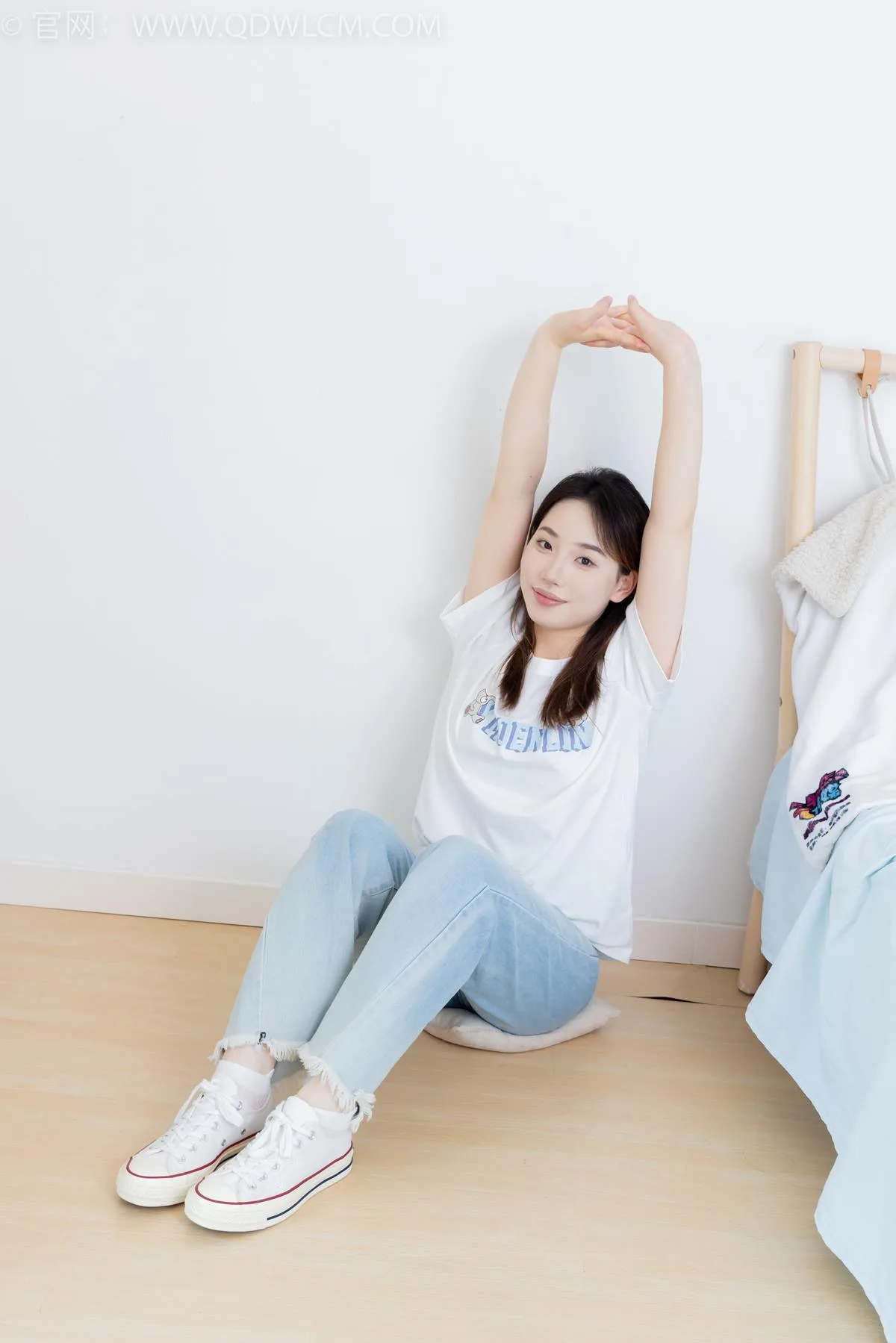 勿恋传媒 NO.2390 荔枝-帆布鞋、短白棉袜、裸足[150P/1V/3.66GB] - 1