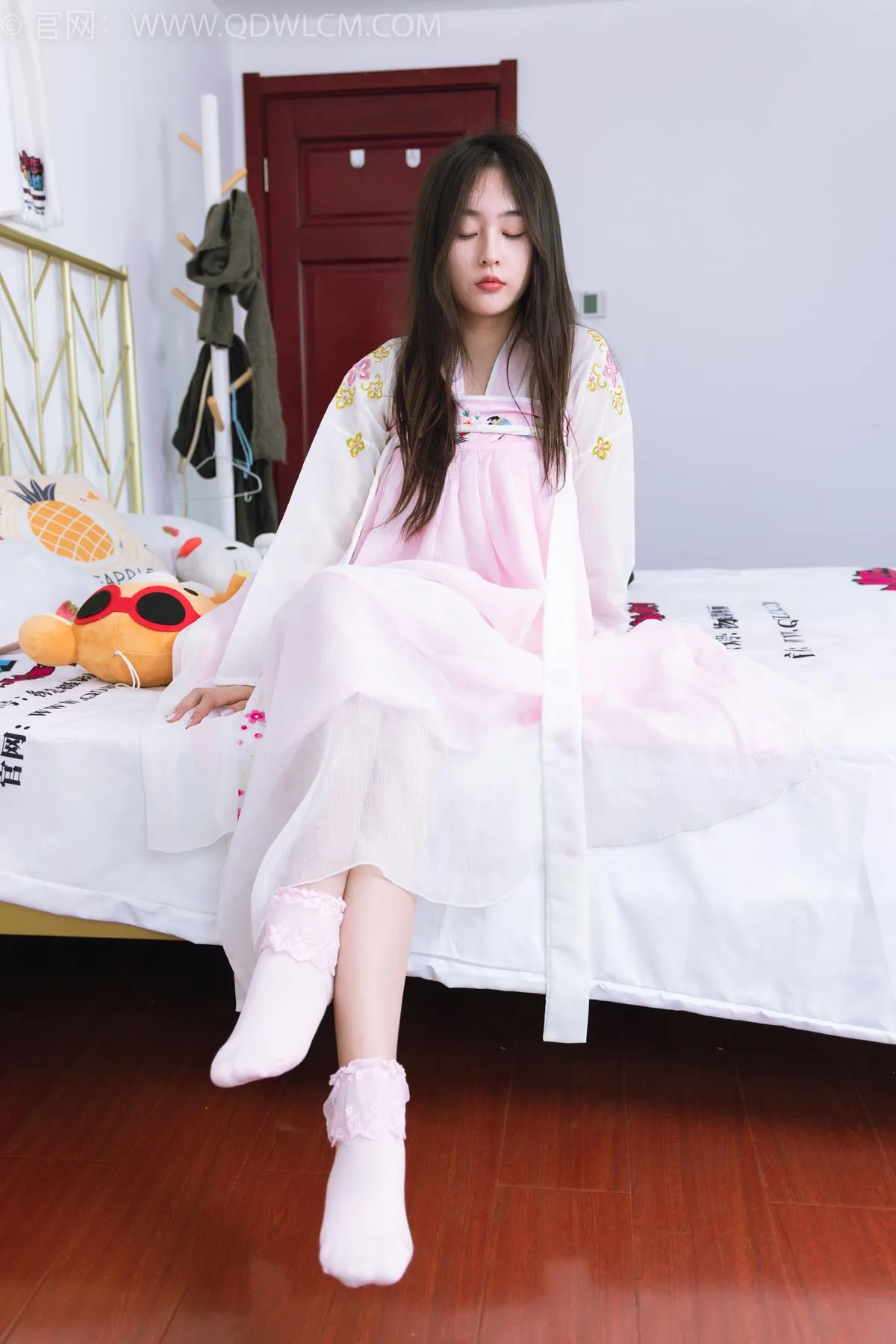 勿恋传媒 NO.2397 美兔-汉服、布鞋、粉色棉袜[150P/1V/3.88GB] - 1