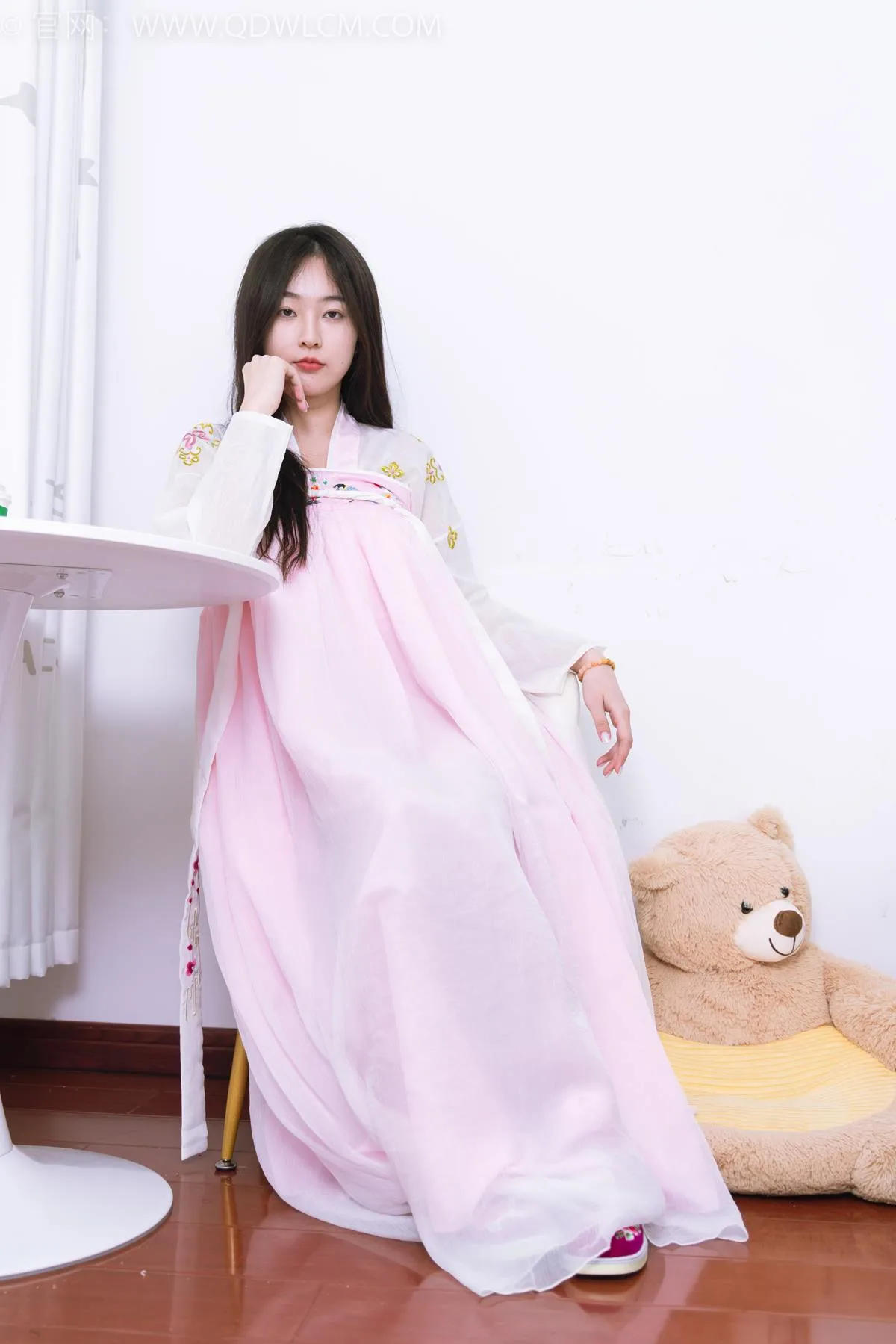 勿恋传媒 NO.2397 美兔-汉服、布鞋、粉色棉袜[150P/1V/3.88GB] - 2