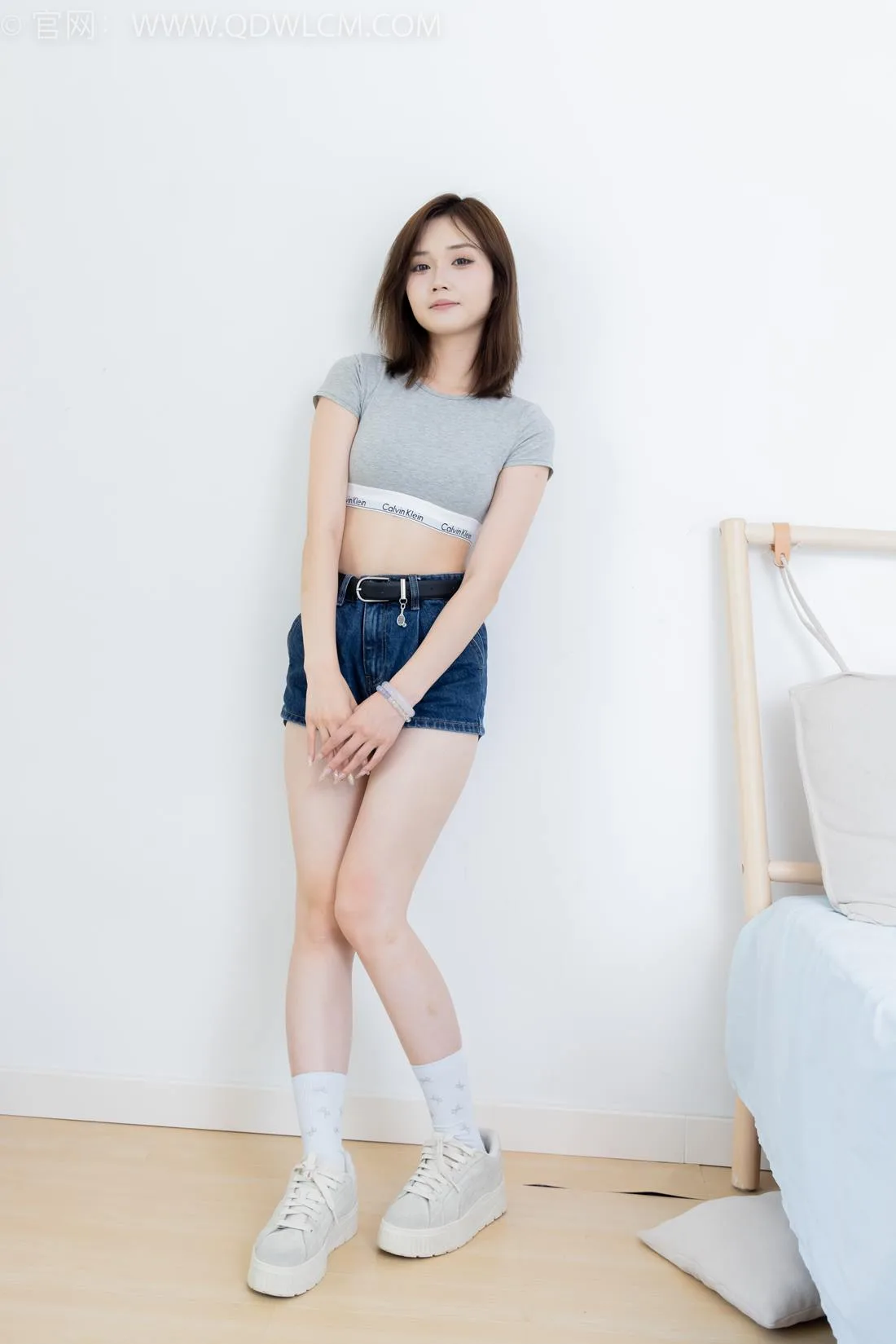 勿恋传媒 NO.2404 橙子-帆布鞋、白棉袜、裸足[155P/1V/3.89GB] - 2