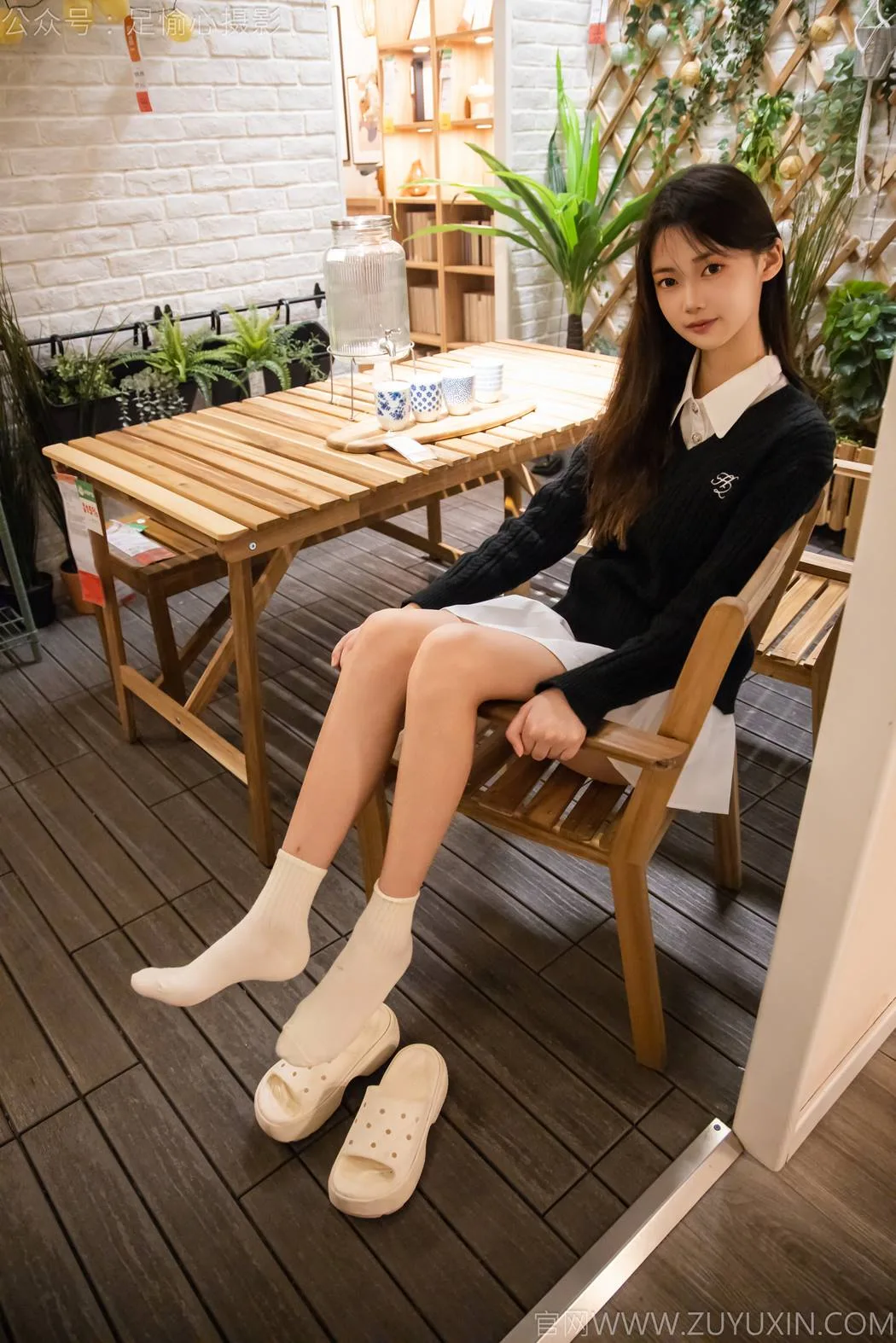 足愉心 NO.013 鹿鹿（搭配：黑色毛衣、白色短裙、洞洞鞋、白色棉袜、裸足）[110P/2V/11.7GB] - 1
