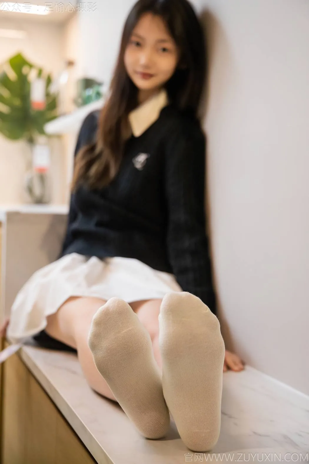 足愉心 NO.013 鹿鹿（搭配：黑色毛衣、白色短裙、洞洞鞋、白色棉袜、裸足）[110P/2V/11.7GB] - 3
