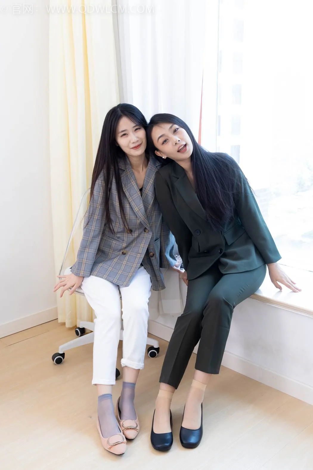 勿恋传媒 NO.2412 菜菜&岚岚-平底鞋、短肉丝短灰丝、裸足[160P/1V/5.22GB] - 2