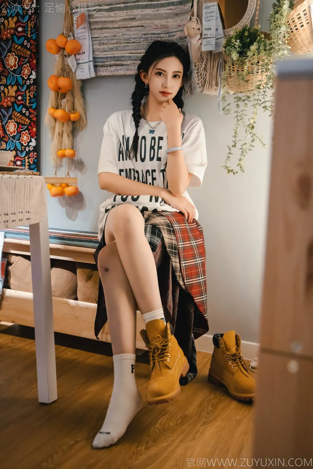 足愉心 NO.015 可乐（搭配：红色夹克、白T、短裙、马丁靴、肉丝色袜、白棉袜）[120P/2V/12.8GB]