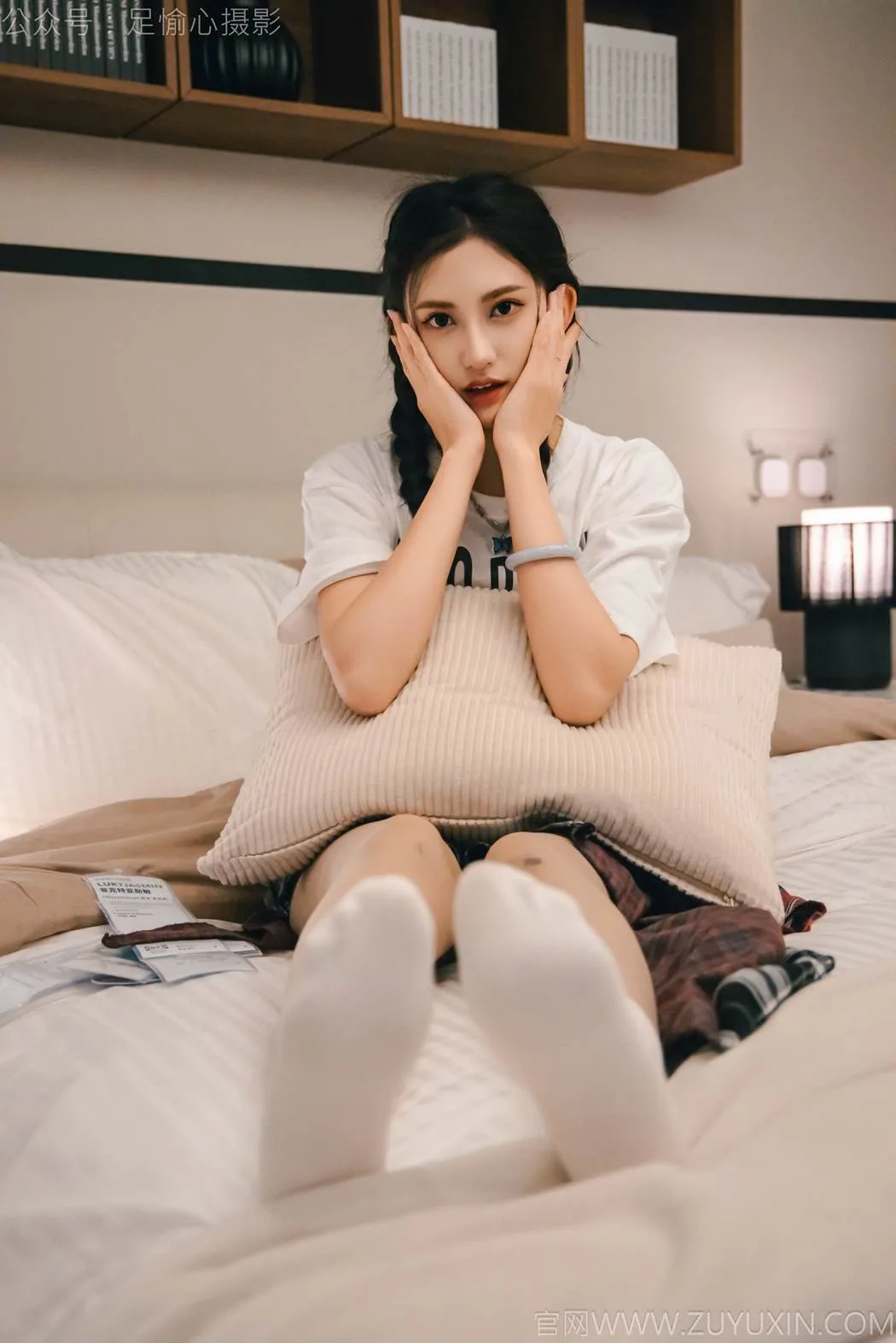 足愉心 NO.015 可乐（搭配：红色夹克、白T、短裙、马丁靴、肉丝色袜、白棉袜）[120P/2V/12.8GB] - 3