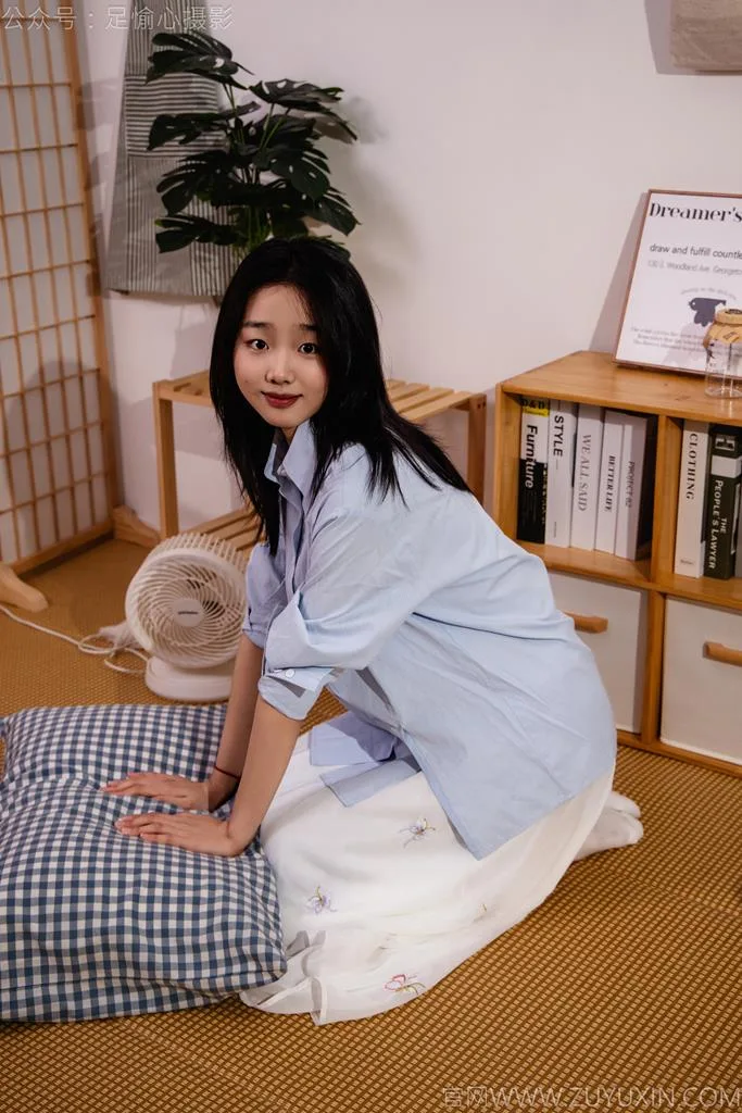 足愉心 NO.023 奶芙（搭配：蓝色衬衫、白色长裙、帆布鞋、白色棉袜、裸足）[111P/2V/16.2GB]