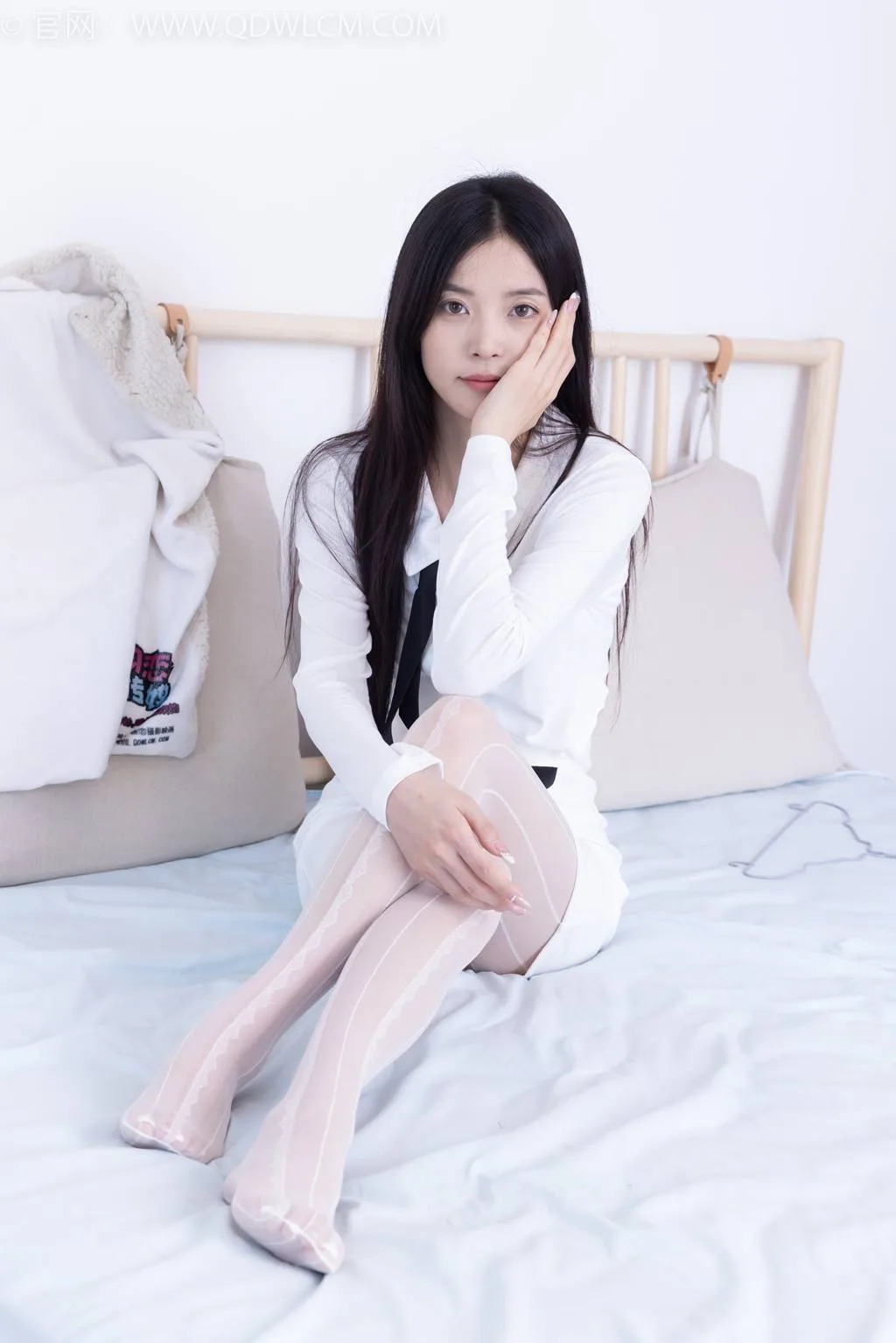 勿恋传媒 NO.2431 茯苓-两双高跟鞋、两双丝[160P/1V/3.56GB] - 3