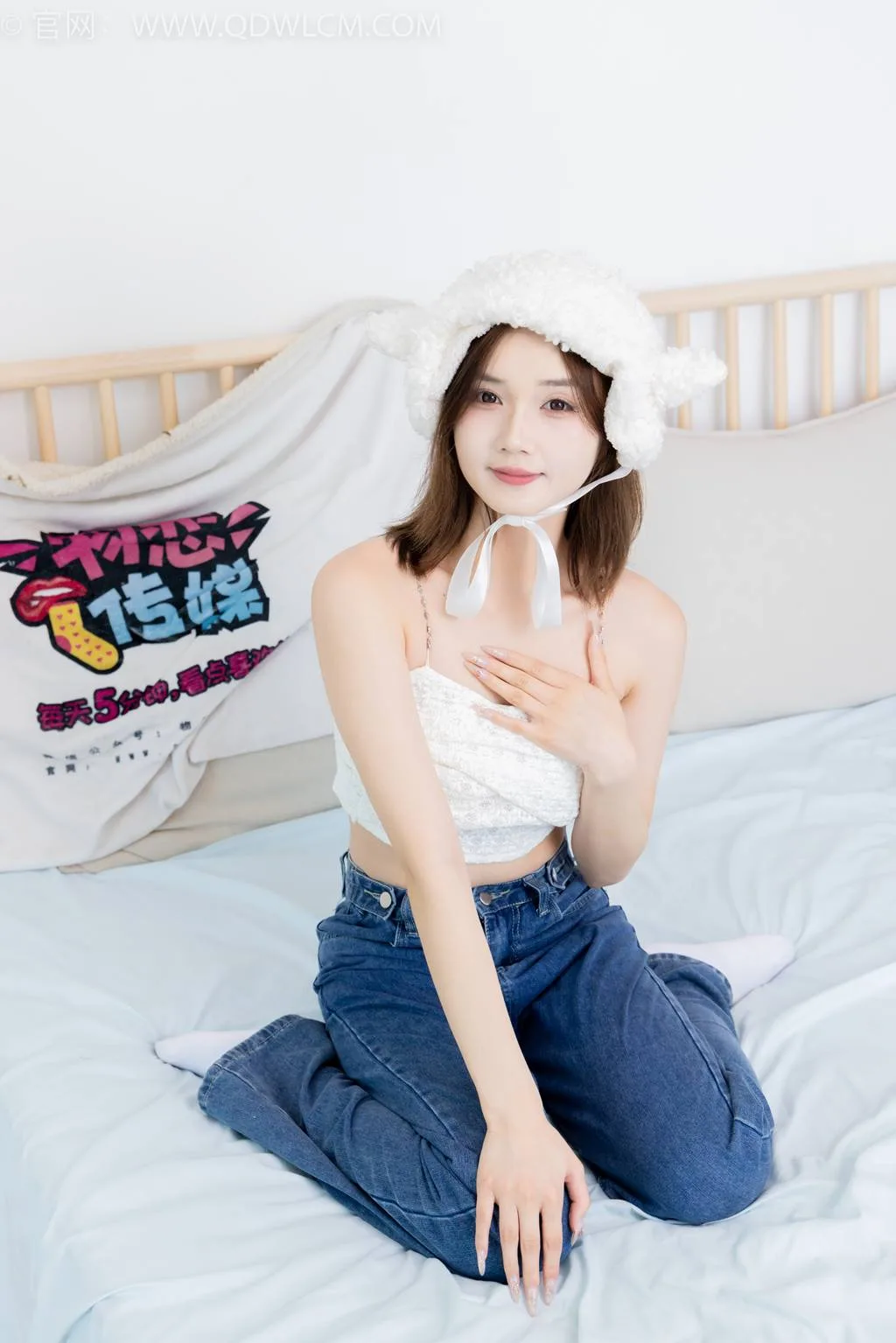 勿恋传媒 NO.2432 橙子-运动鞋、白棉袜、裸足[160P/1V/4.11GB] - 1