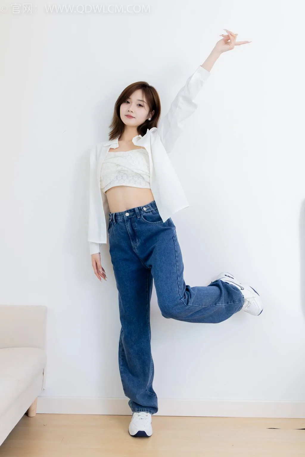 勿恋传媒 NO.2432 橙子-运动鞋、白棉袜、裸足[160P/1V/4.11GB] - 2