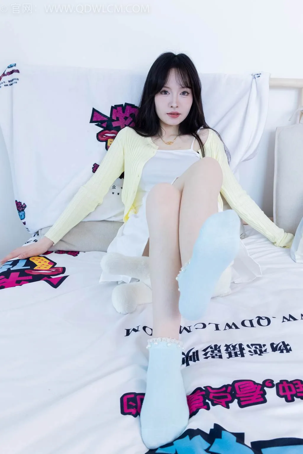 勿恋传媒 NO.2457 小酒-平底鞋、浅蓝色短棉袜[158P/1V/4.39GB] - 1