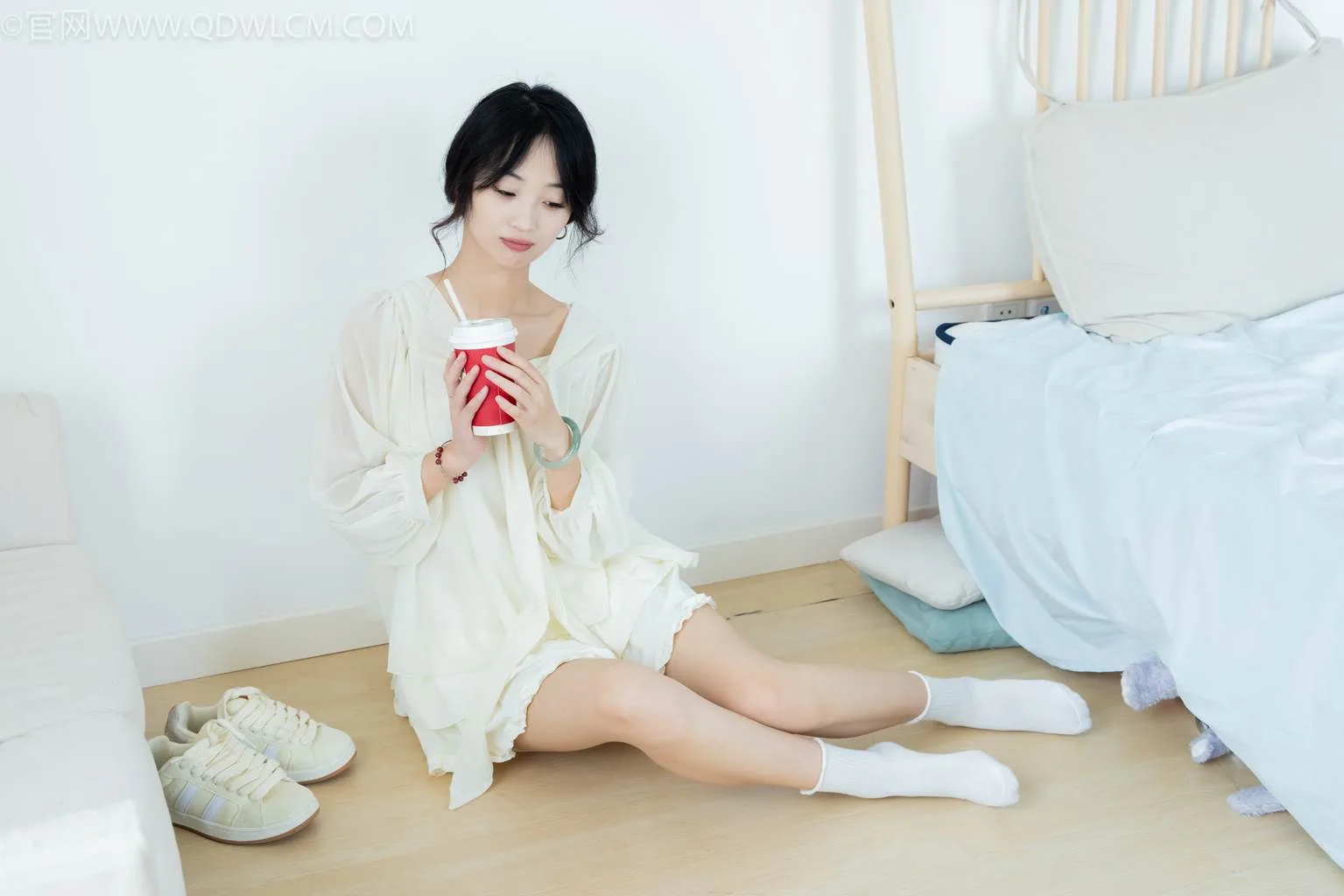 勿恋传媒 NO.2489 南南-板鞋、白棉袜、裸足[150P/1V/3.47GB] - 4
