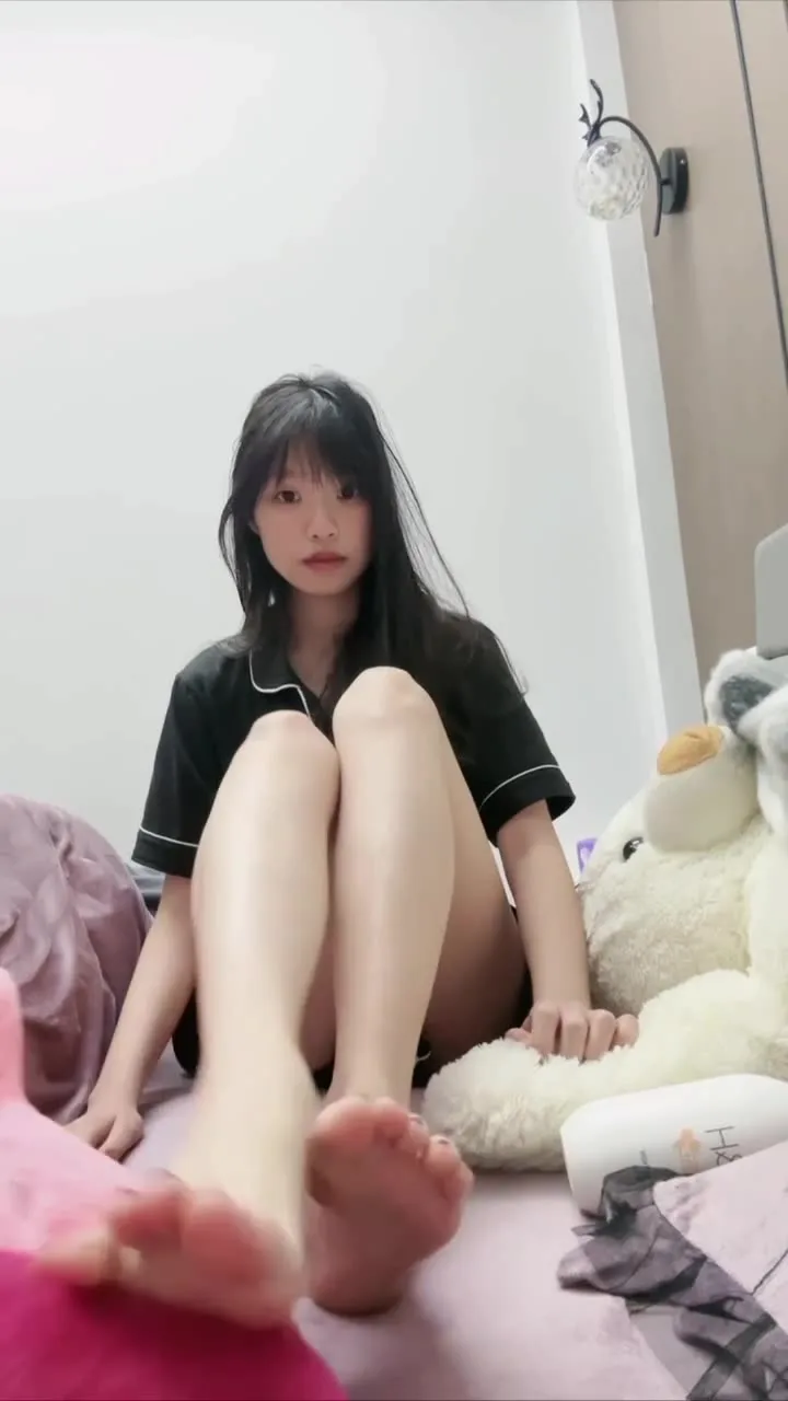 脚模面试脸足同框套路系列-178 呆萌红指甲美眉 [28V/327M]