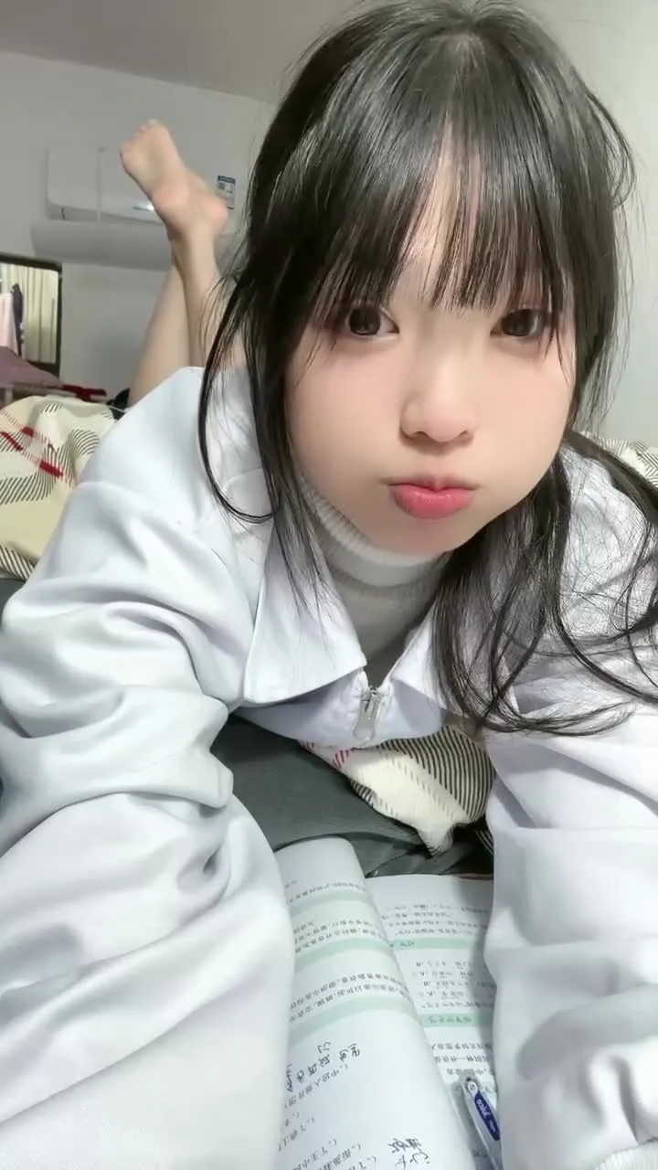 脚模面试脸足同框套路系列-178 呆萌红指甲美眉 [28V/327M] - 4