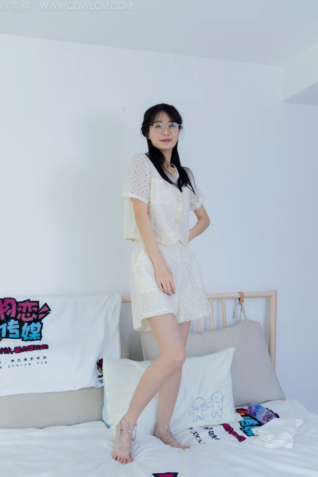 勿恋传媒 NO.2543 菜菜-高跟鞋、蕾SI短黑丝、裸足、银色脚链[150P/1V/3.68GB] - 2
