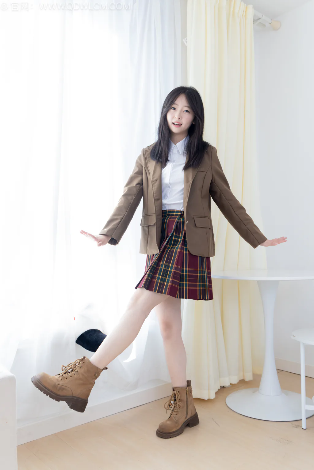 勿恋传媒 NO.2567 萌萌-短靴、白棉袜、裸足、jk至服[150P/1V/3.61GB]