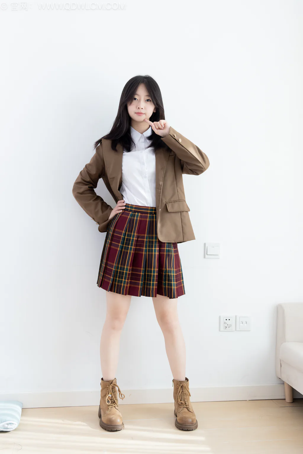 勿恋传媒 NO.2567 萌萌-短靴、白棉袜、裸足、jk至服[150P/1V/3.61GB] - 2