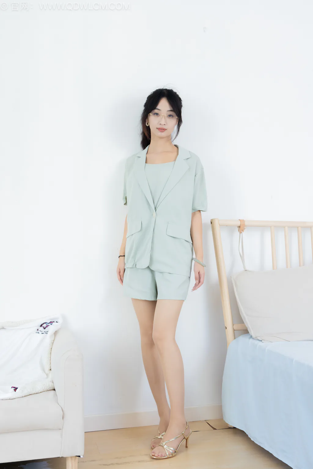 勿恋传媒 NO.2586 南南-三双高跟鞋、薄肉丝、裸足[155P/1V/5.95GB] - 4