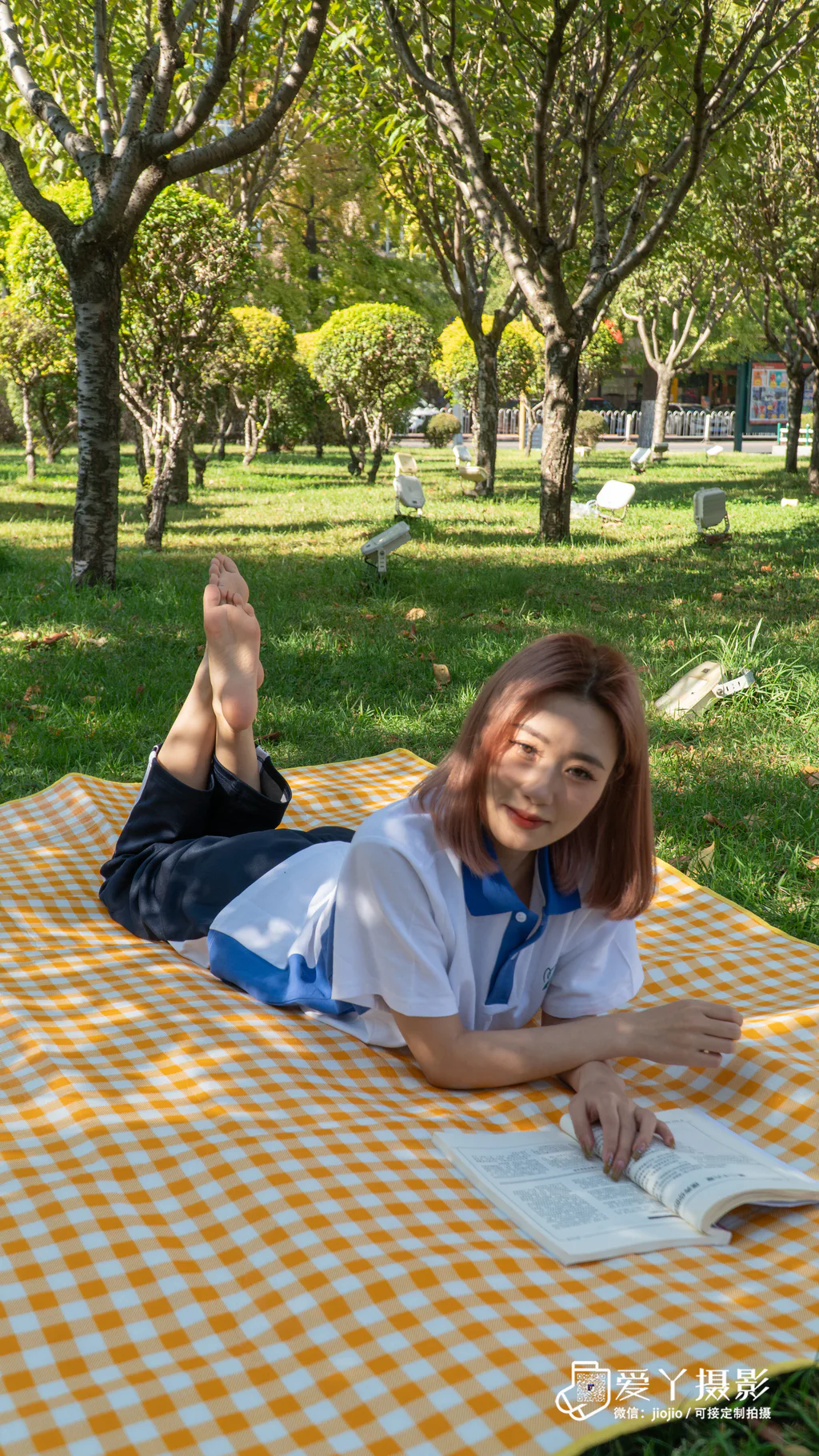爱丫摄影 001 不良少女（草坪校服學姐展嫩足）[128P/1V5.23G] - 2