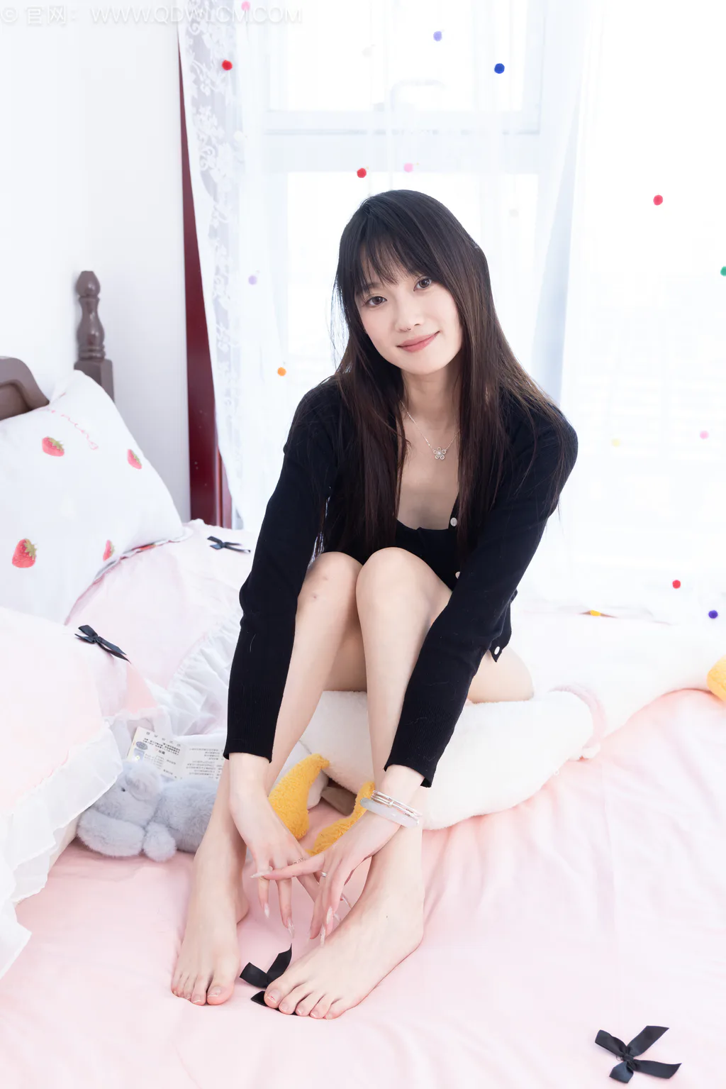 勿恋传媒 NO.2663 山奈-帆布鞋、自然穿脏白棉袜、裸足[172P/1V/3.24GB] - 2