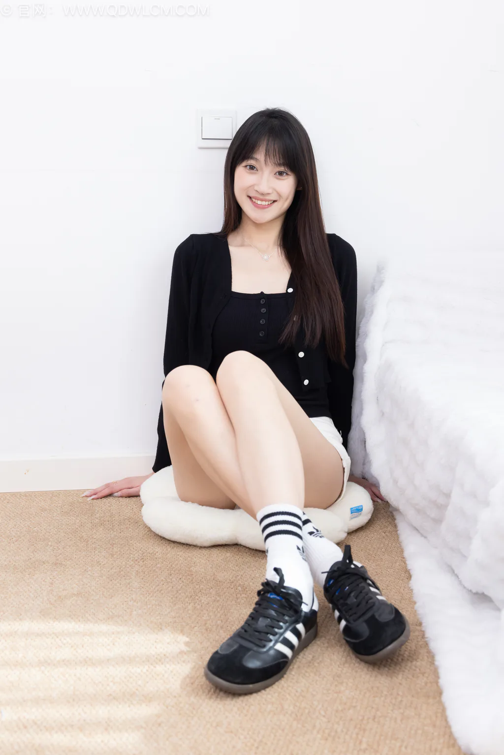 勿恋传媒 NO.2663 山奈-帆布鞋、自然穿脏白棉袜、裸足[172P/1V/3.24GB] - 3
